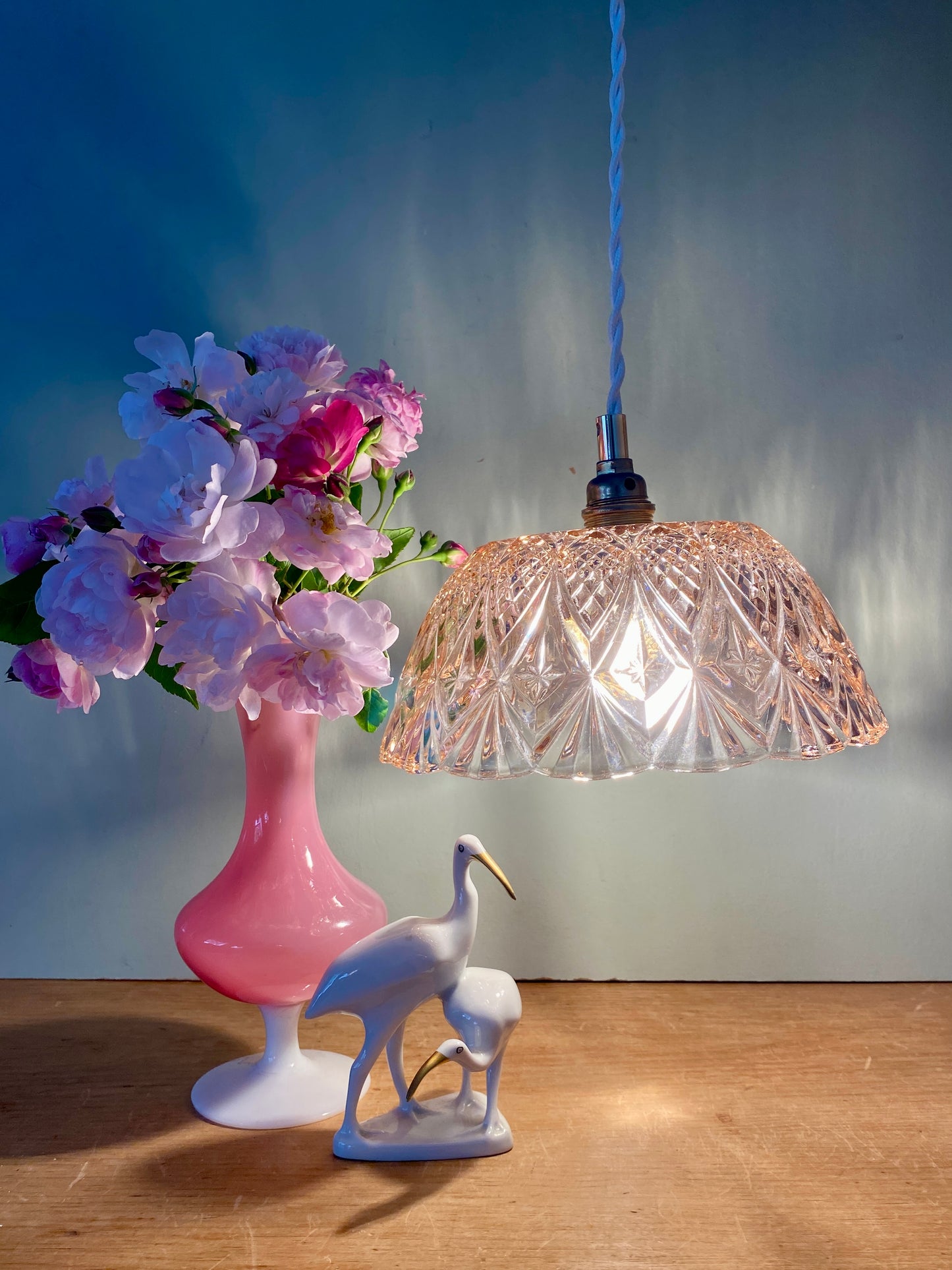 Suspension abat-jour vintage en verre moulé rose - collection vaisselle -