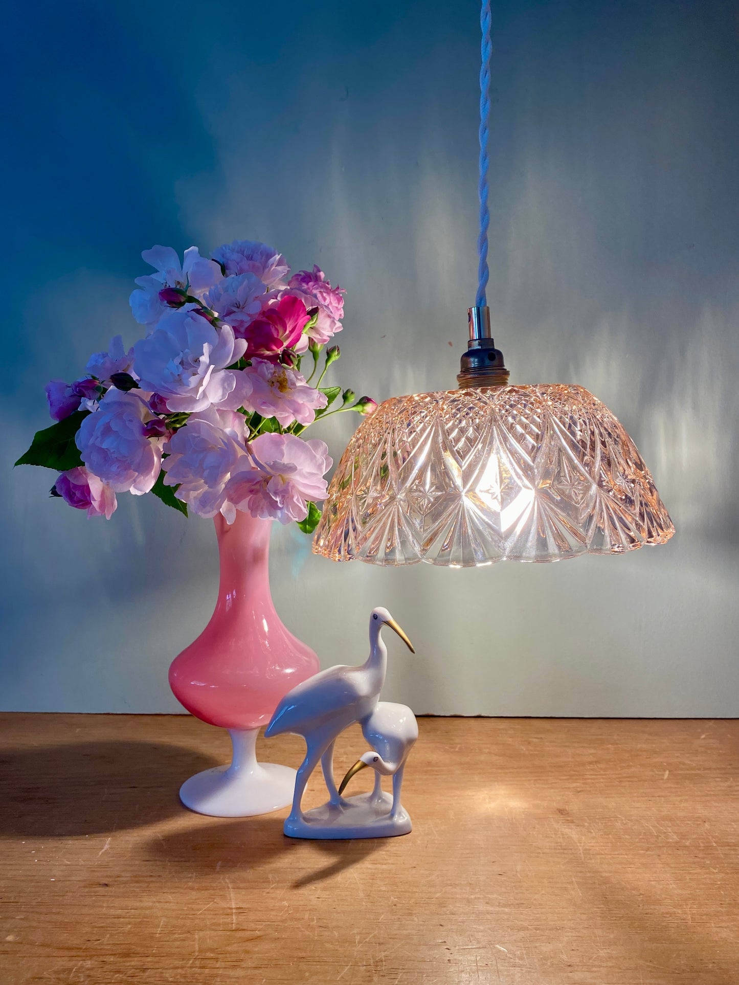 Suspension abat-jour vintage en verre moulé rose - collection vaisselle -