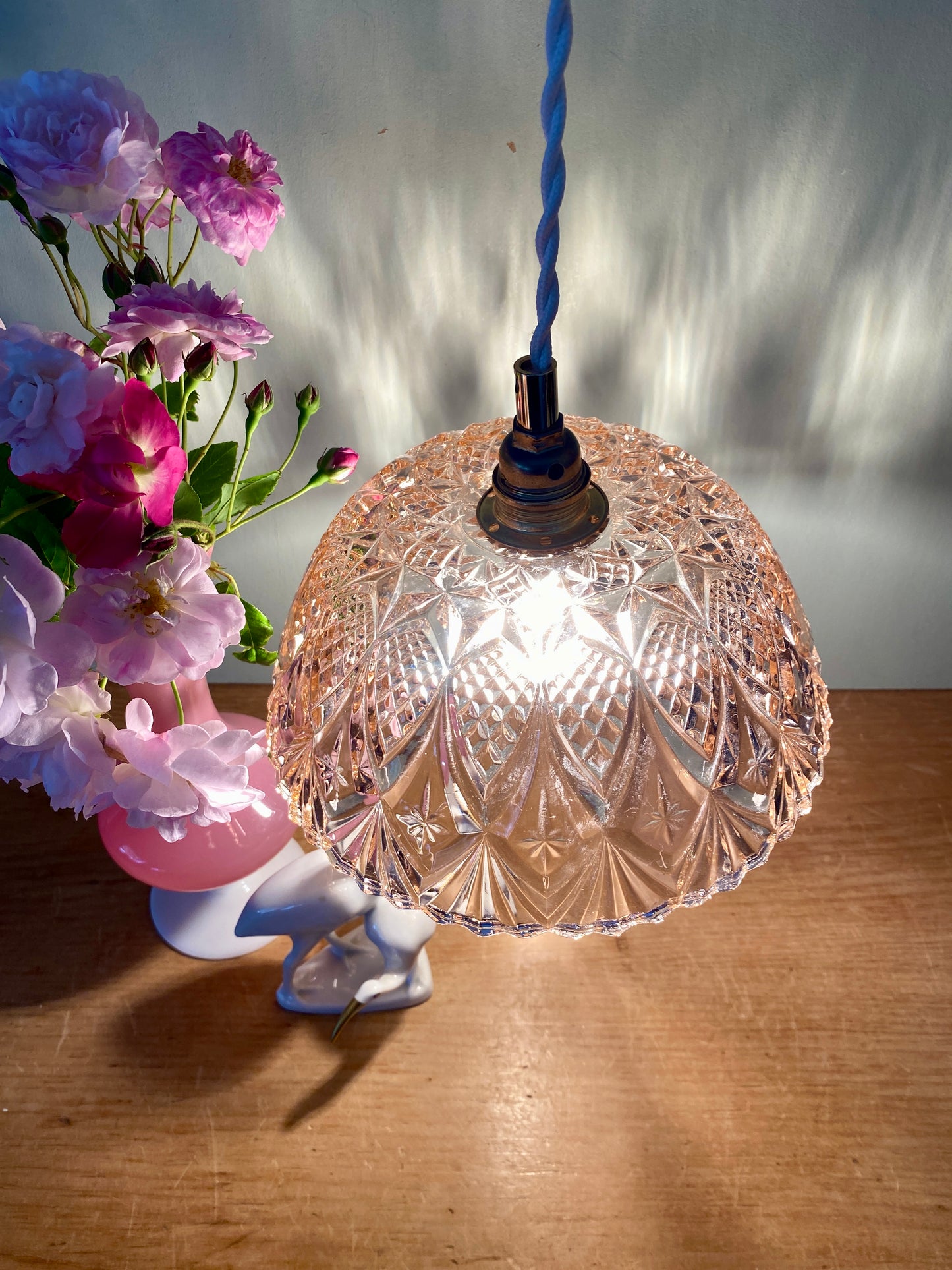 Suspension abat-jour vintage en verre moulé rose - collection vaisselle -