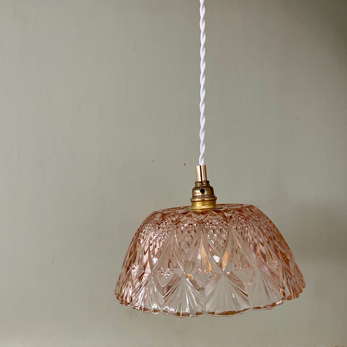 Suspension abat-jour vintage en verre moulé rose - collection vaisselle -
