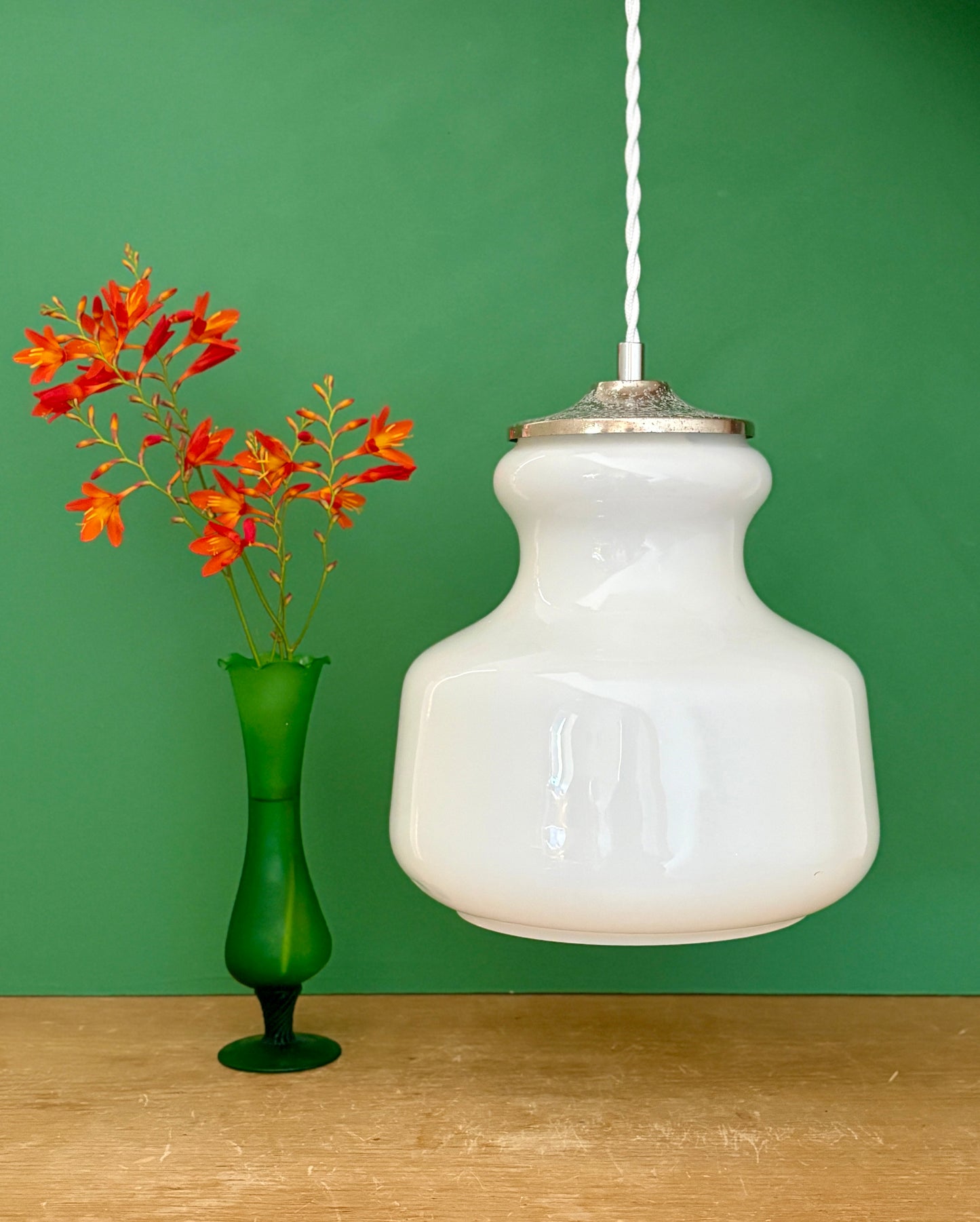 Suspension globe vintage en opaline blanche