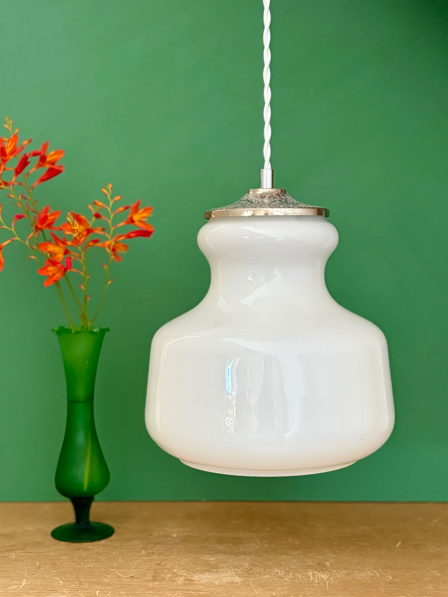 Suspension globe vintage en opaline blanche