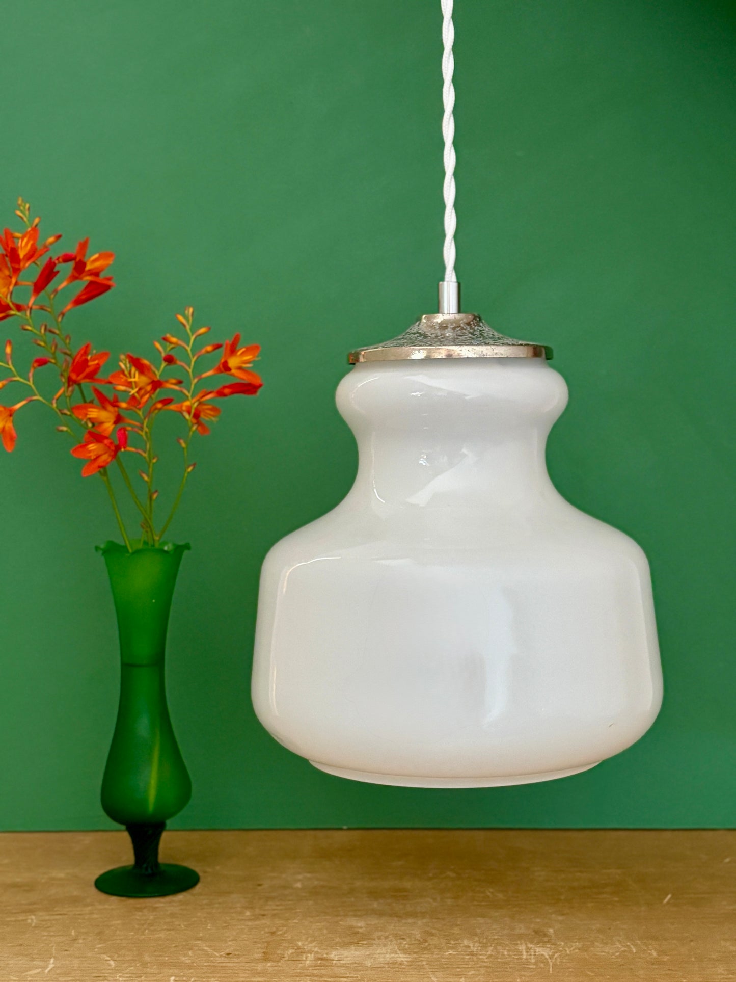 Suspension globe vintage en opaline blanche