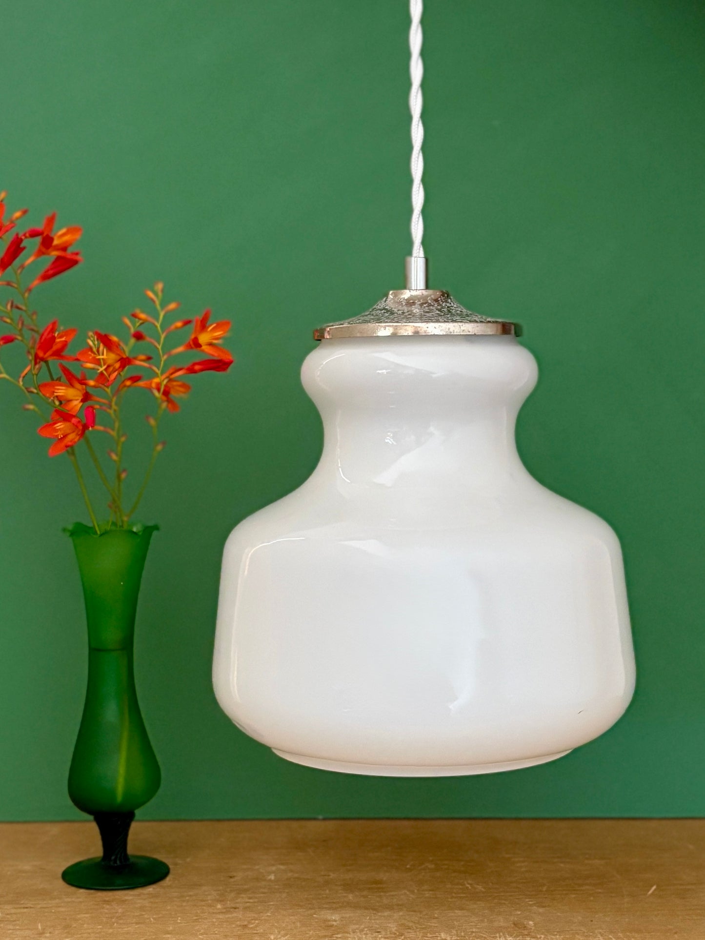 Suspension globe vintage en opaline blanche