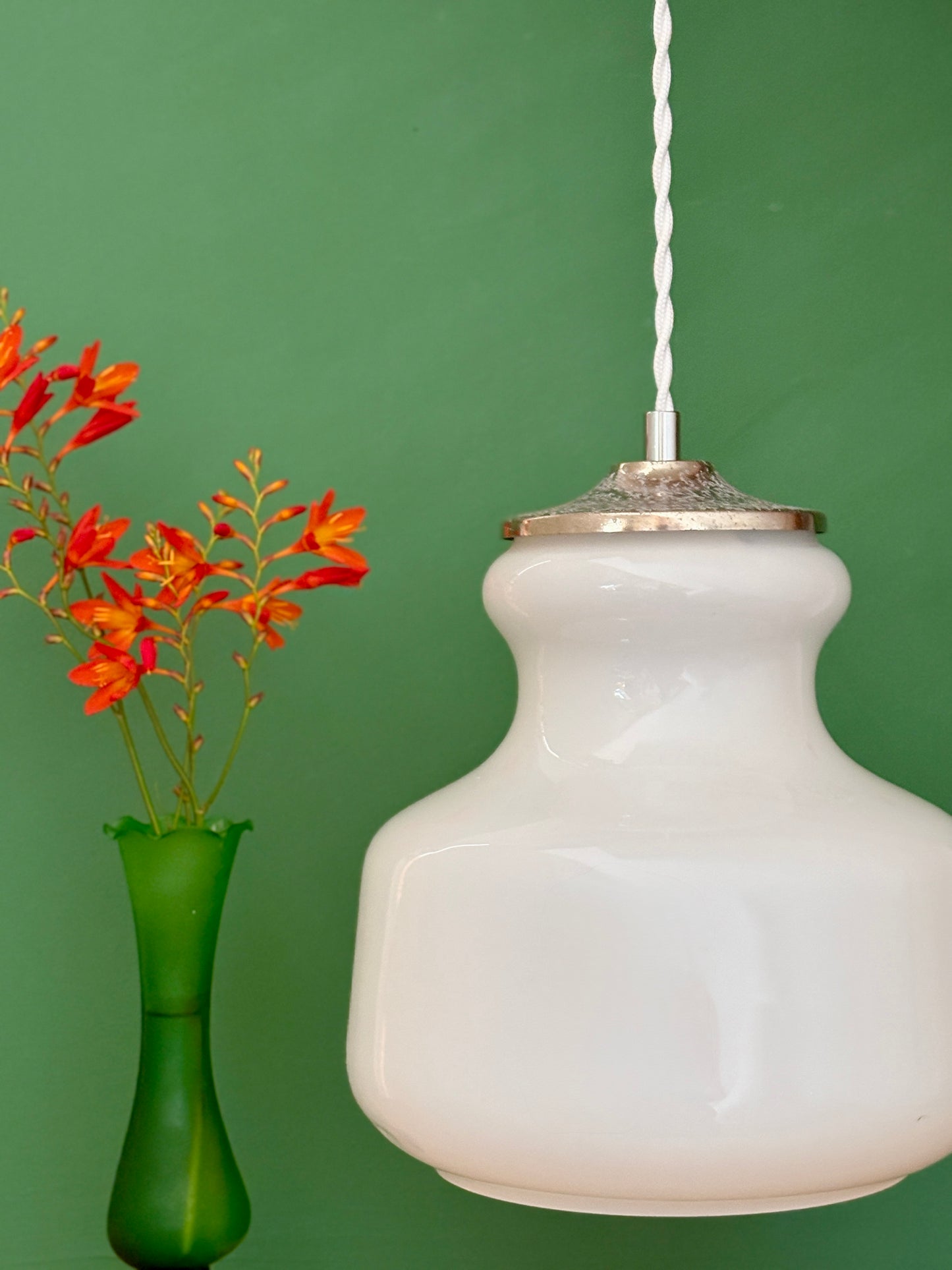 Suspension globe vintage en opaline blanche