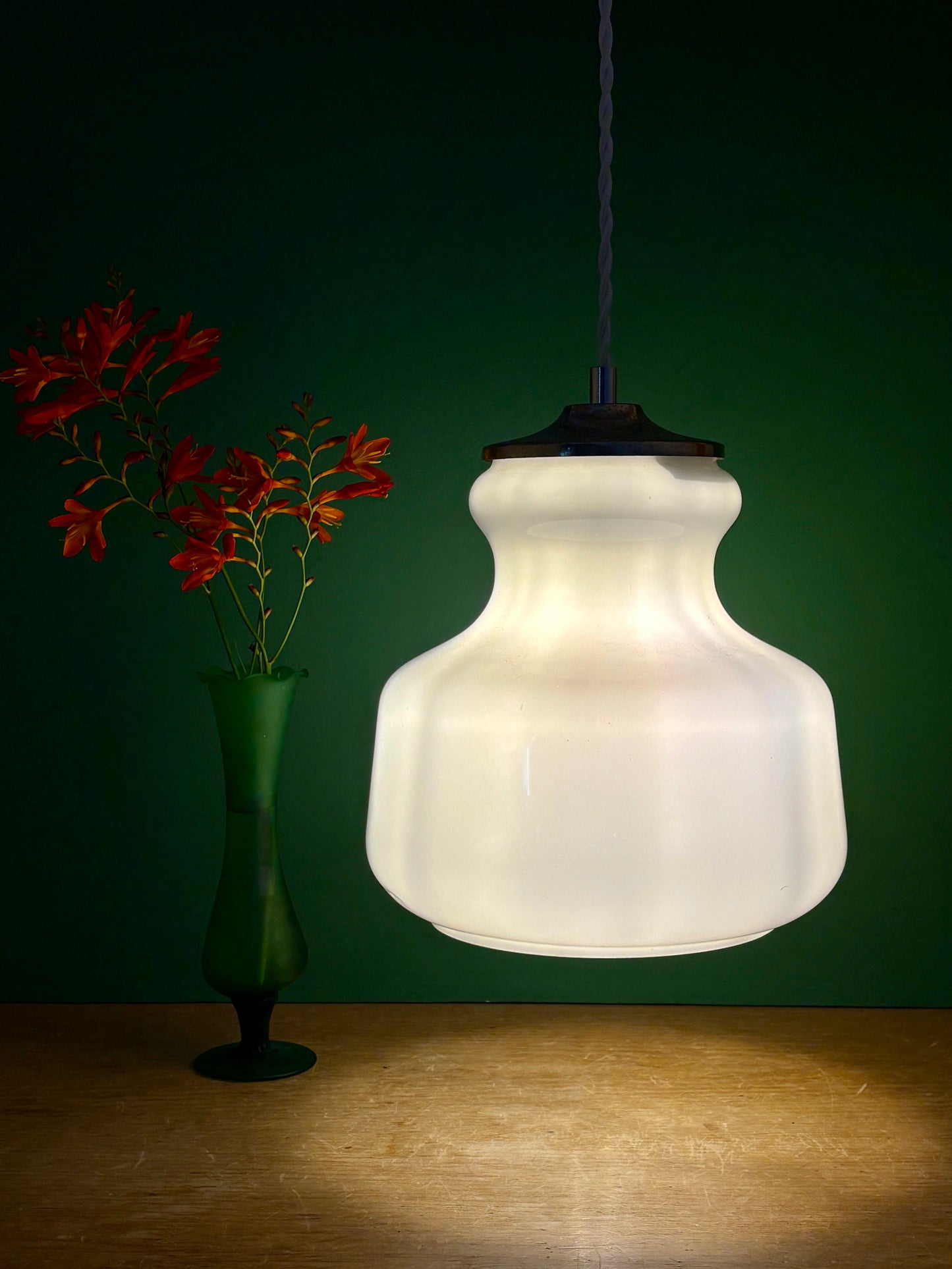 Suspension globe vintage en opaline blanche