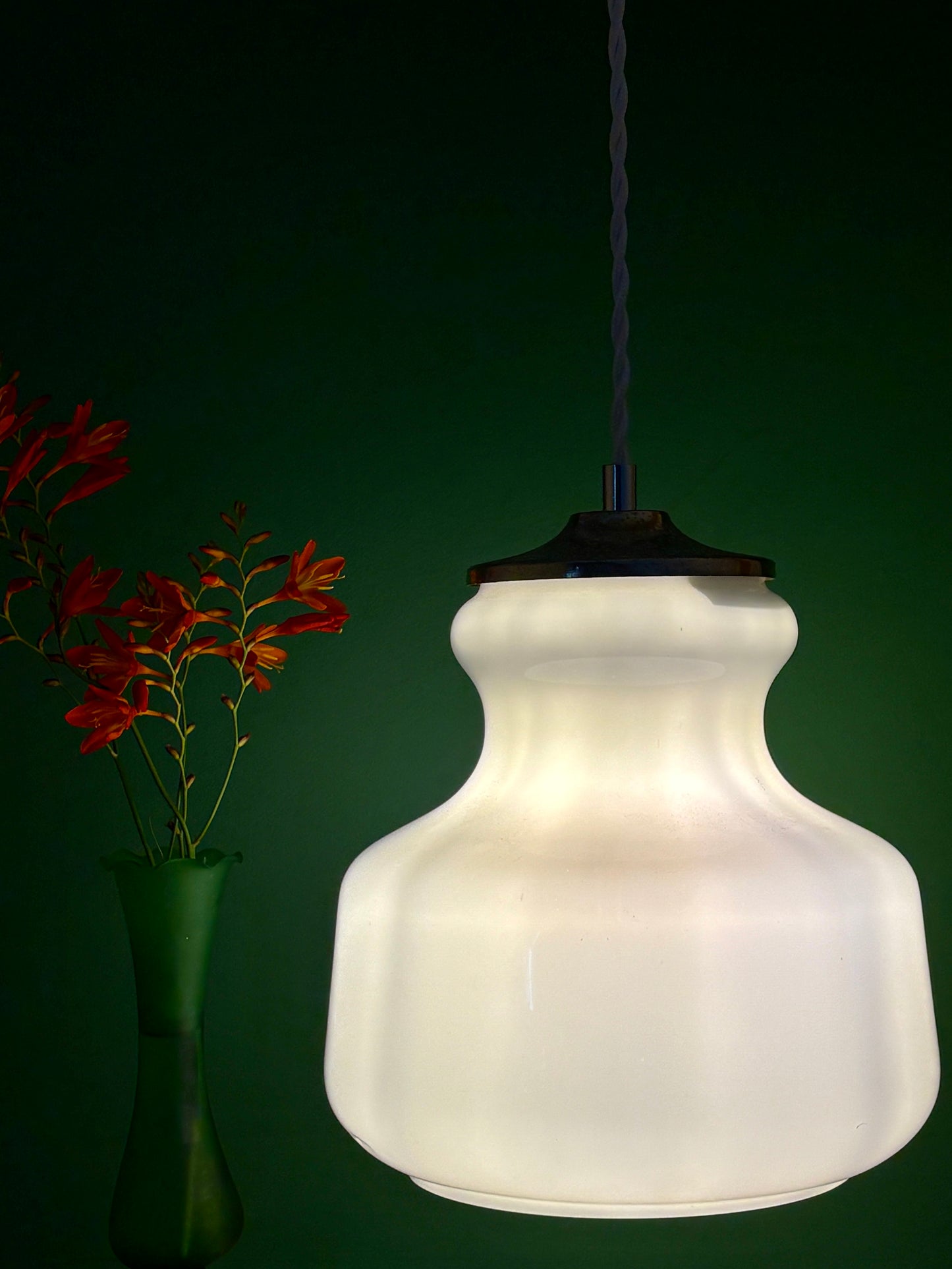Suspension globe vintage en opaline blanche