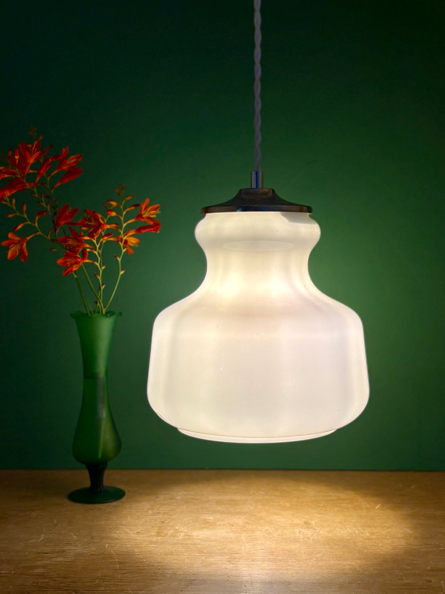 Suspension globe vintage en opaline blanche