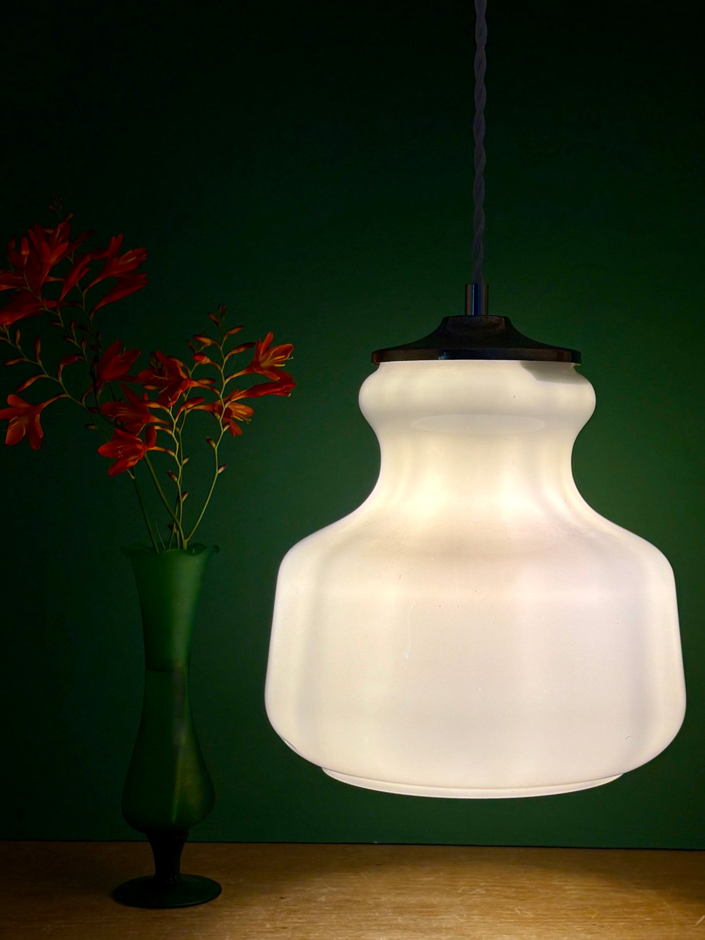Suspension globe vintage en opaline blanche