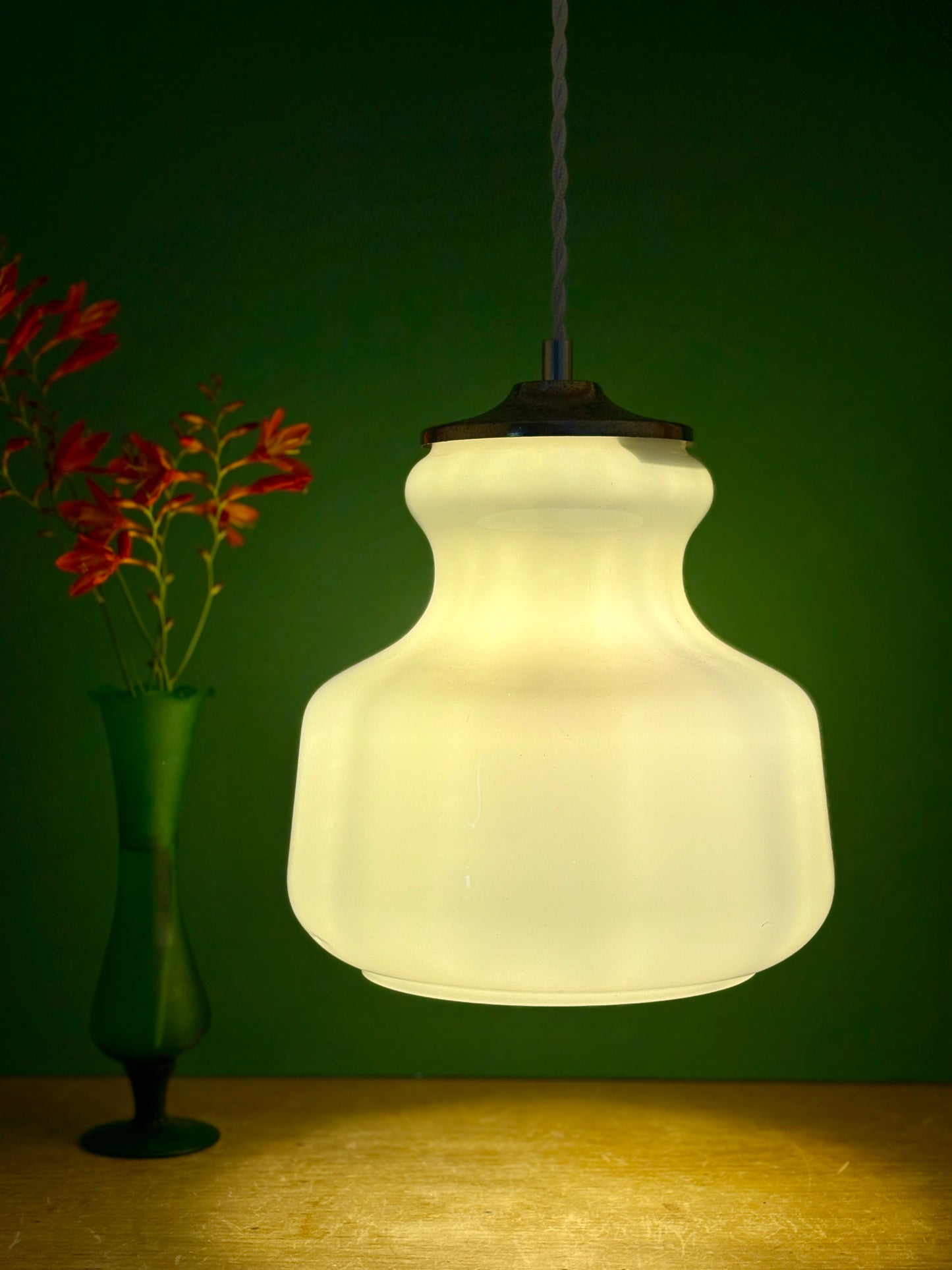 Suspension globe vintage en opaline blanche