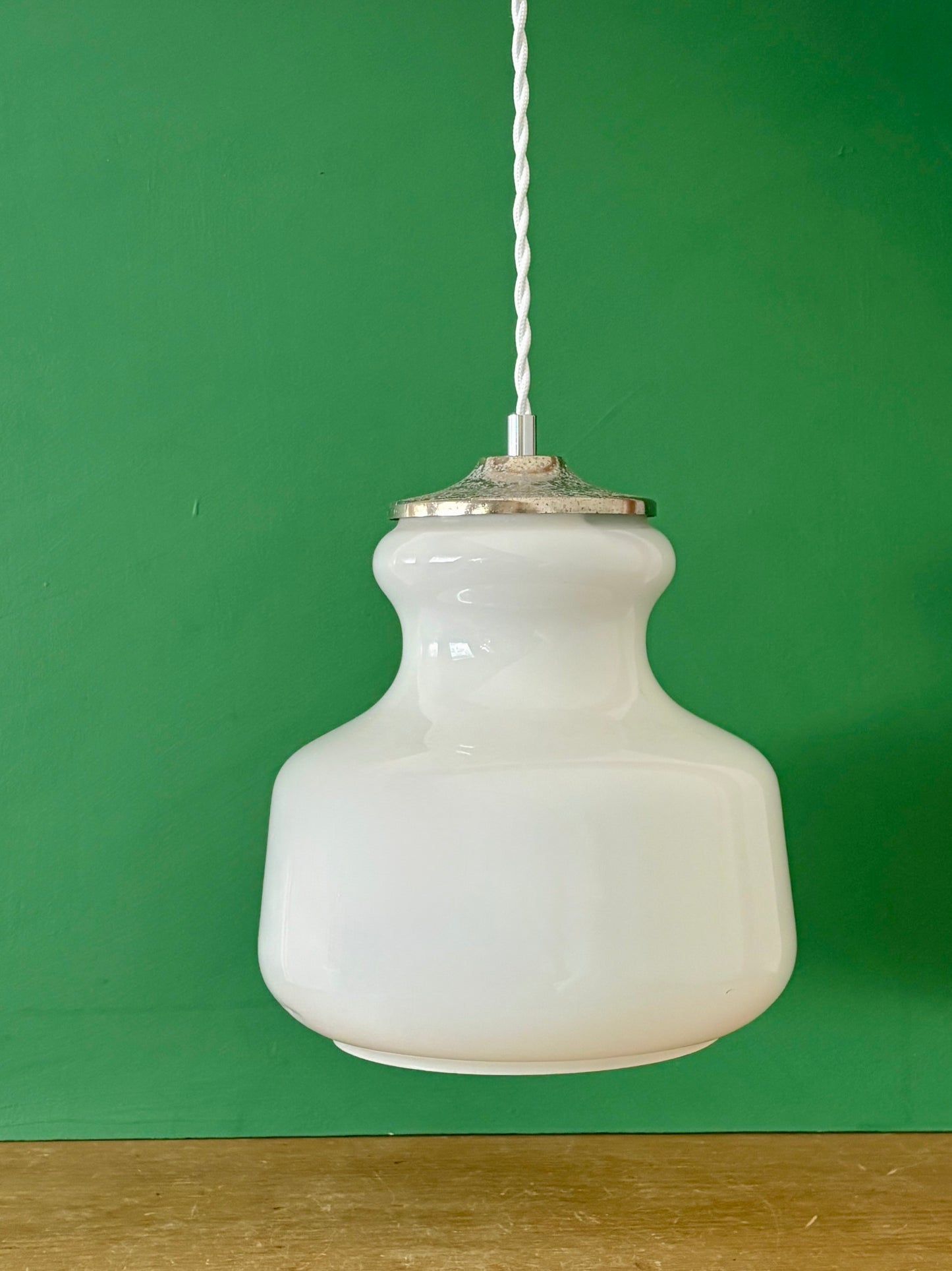 Suspension globe vintage en opaline blanche