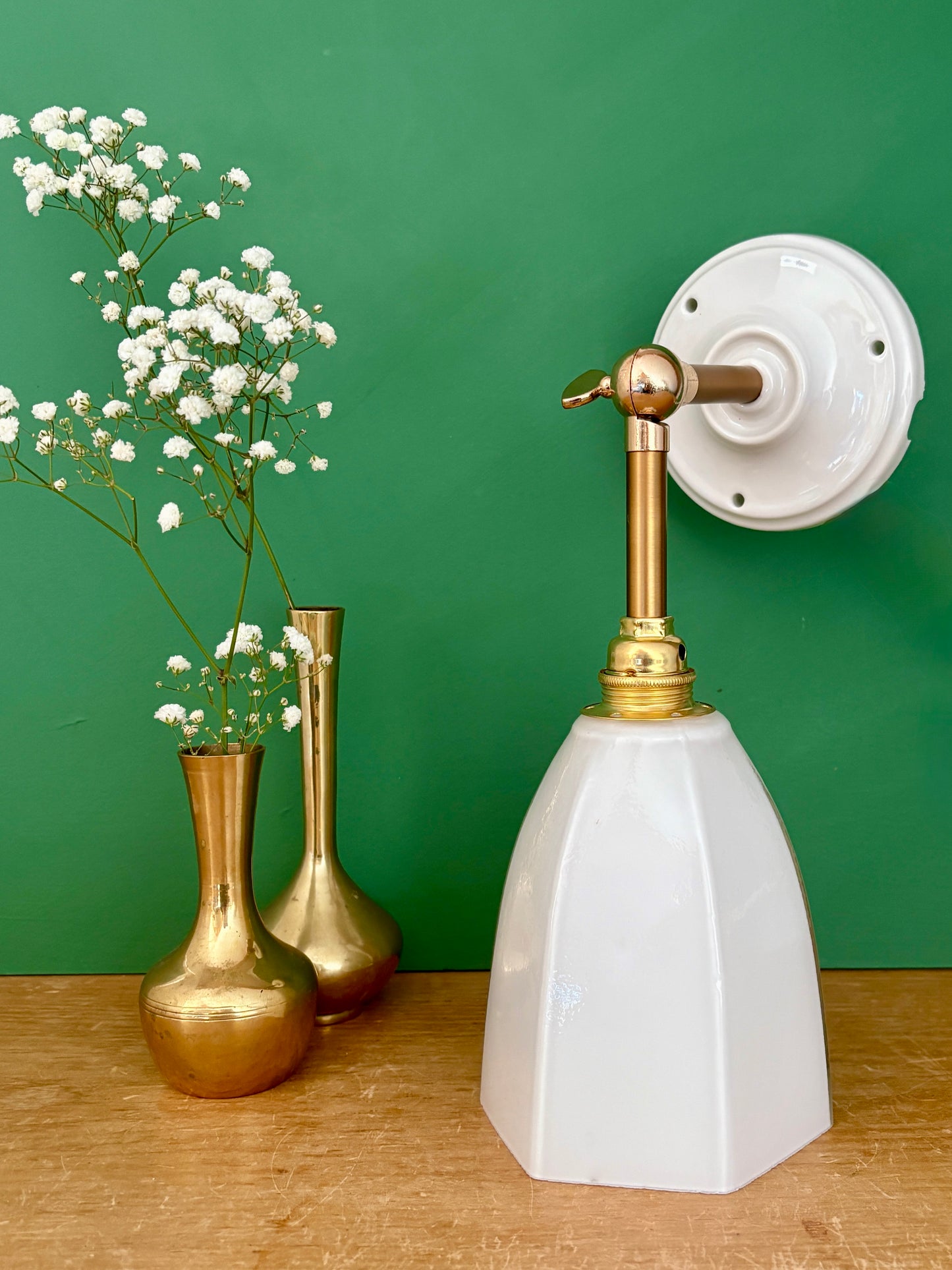 Applique tulipe vintage en opaline blanche