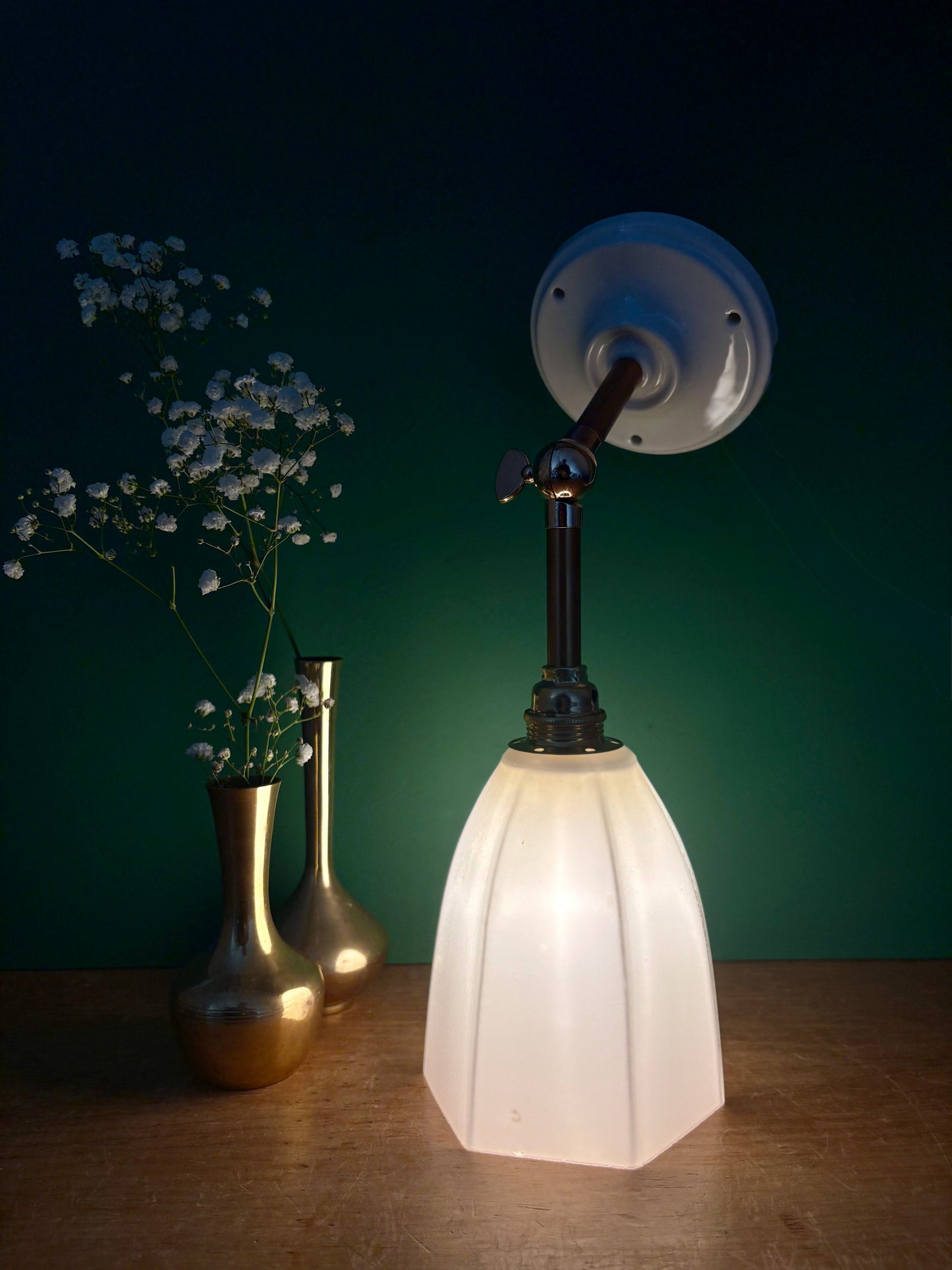 Applique tulipe vintage en opaline blanche