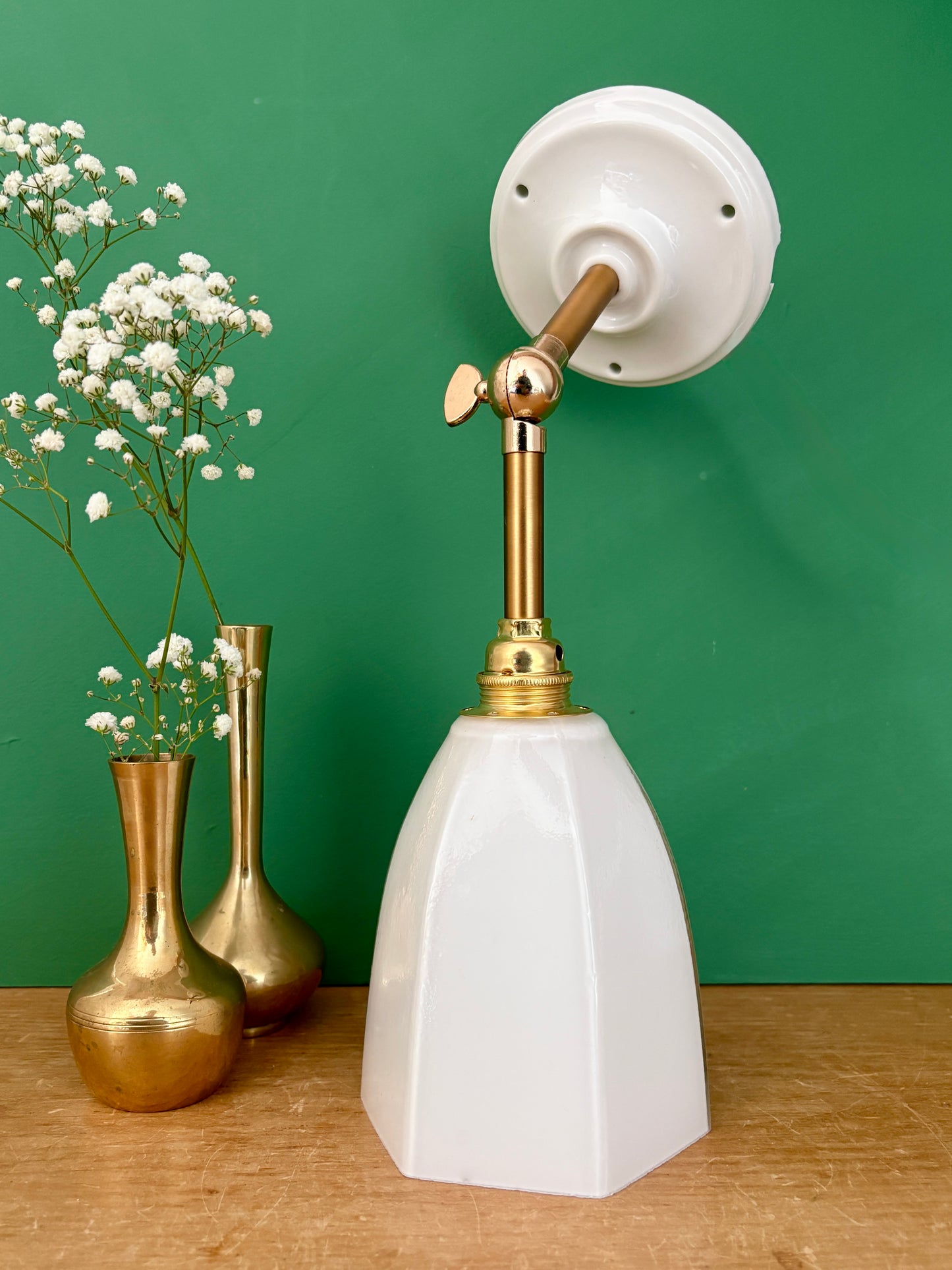 Applique tulipe vintage en opaline blanche