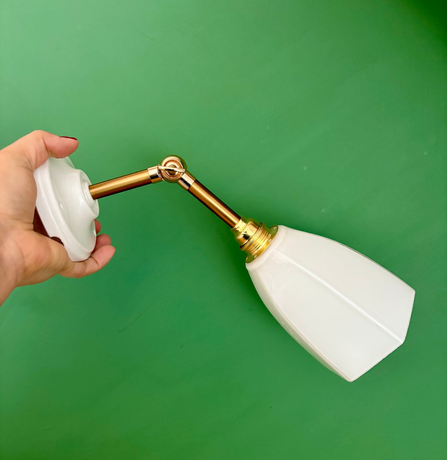 Applique tulipe vintage en opaline blanche