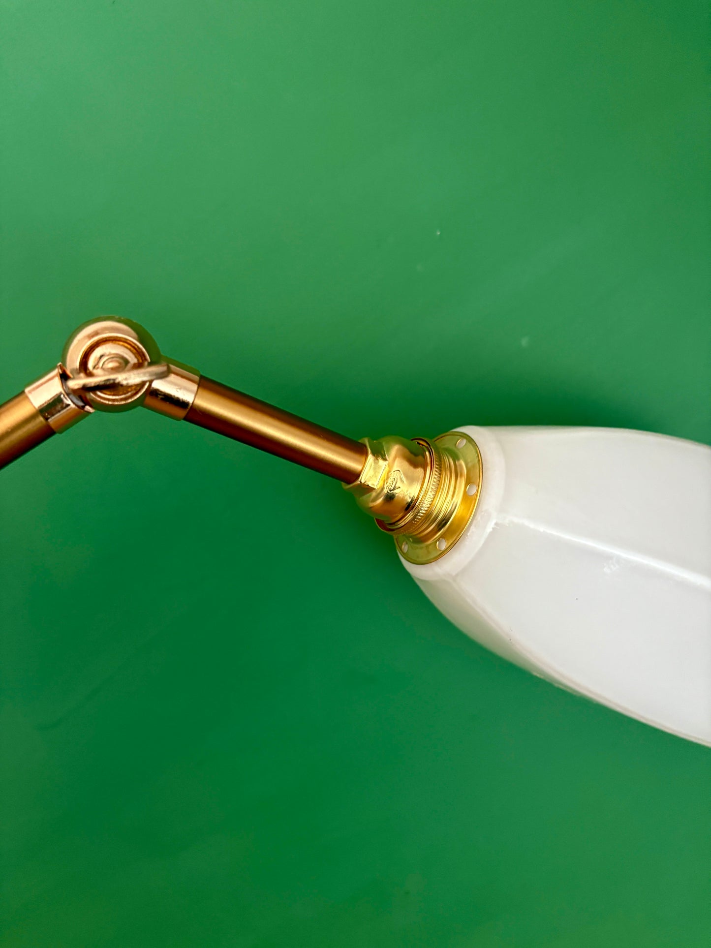 Applique tulipe vintage en opaline blanche