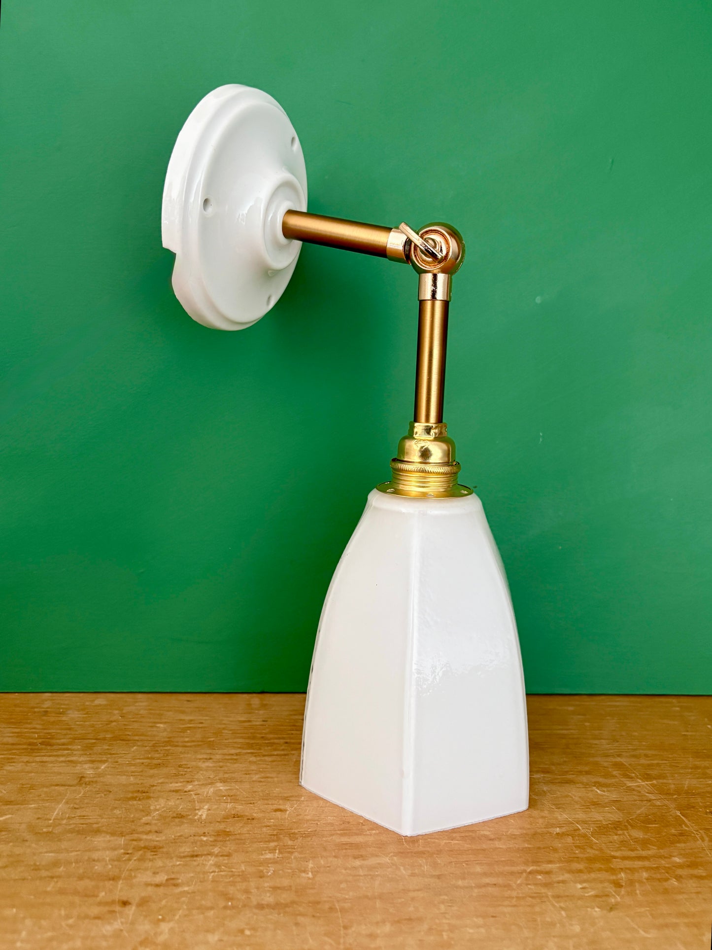 Applique tulipe vintage en opaline blanche