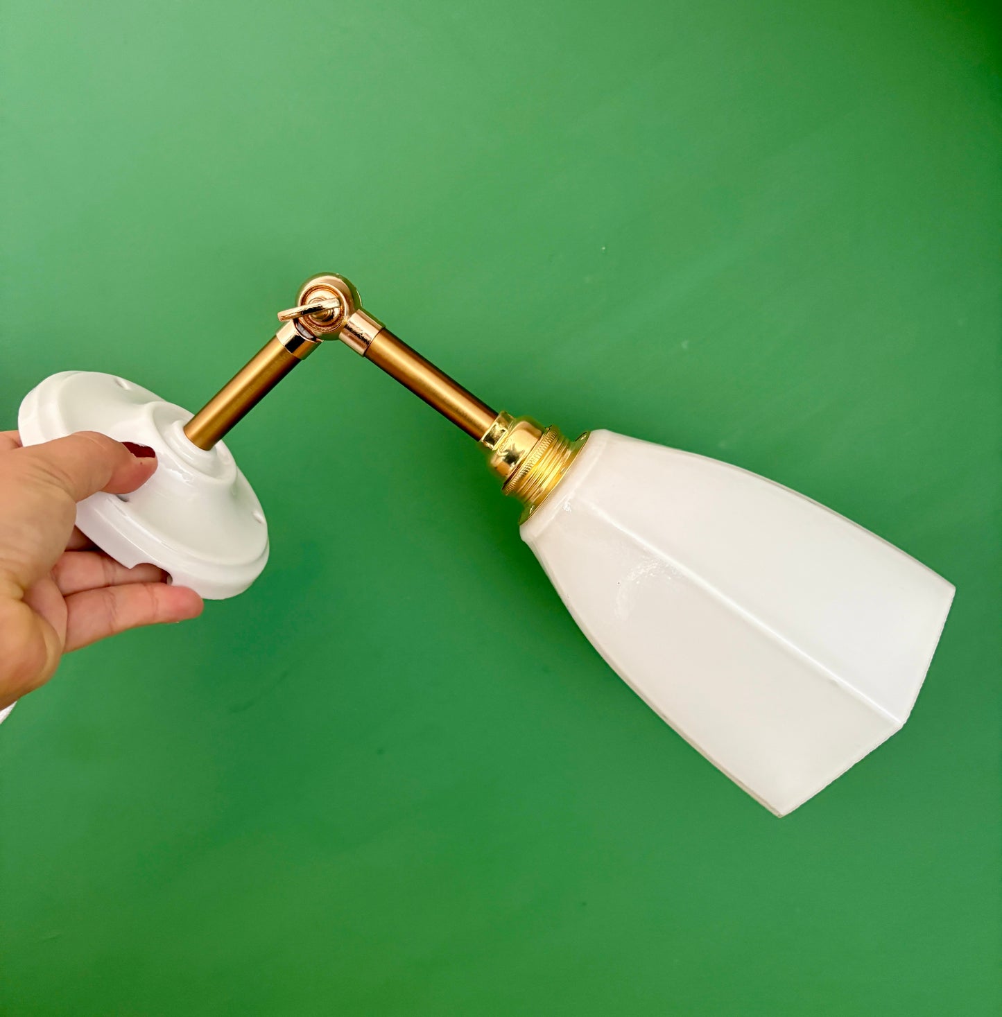 Applique tulipe vintage en opaline blanche