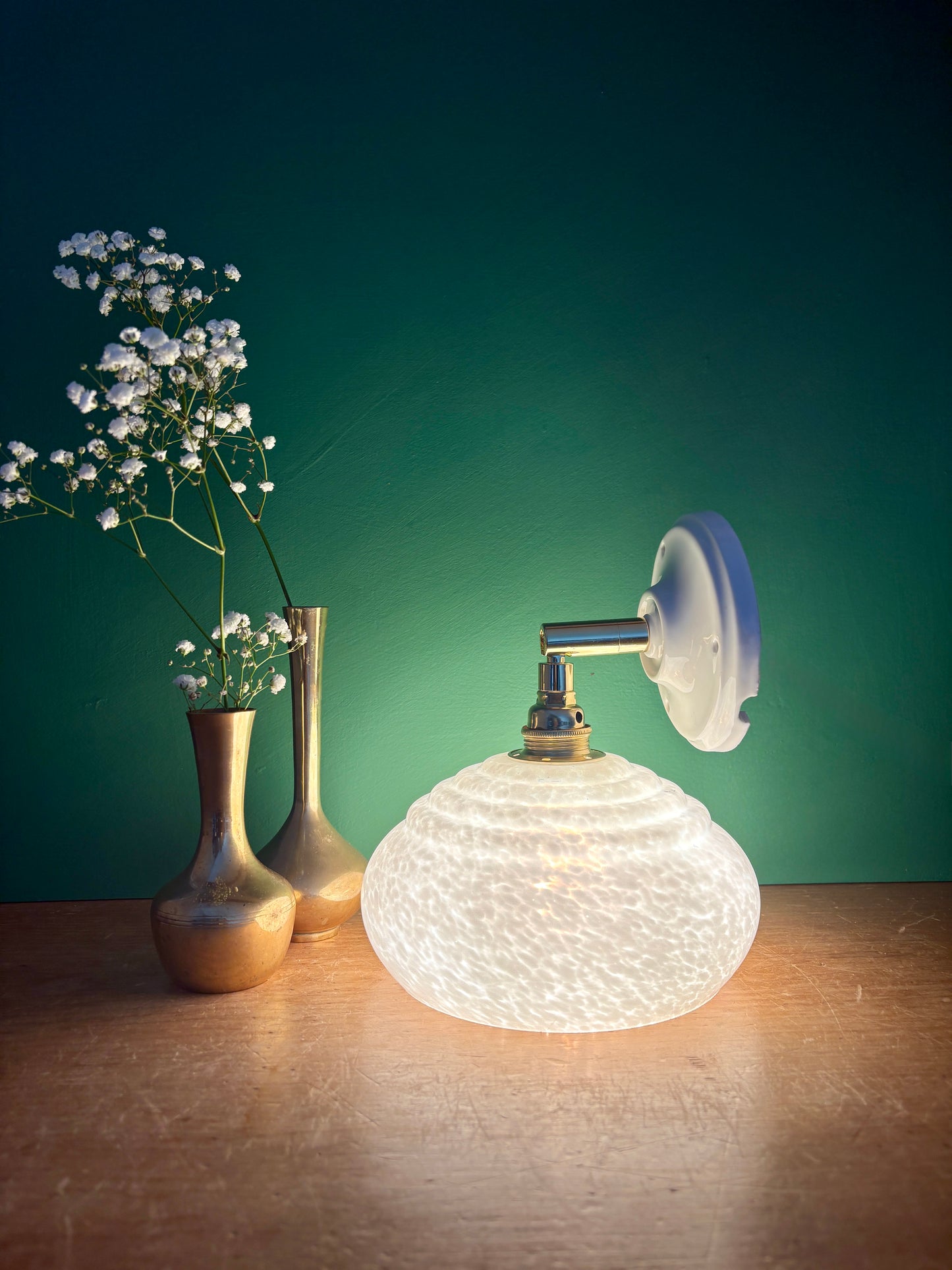 Applique abat-jour vintage en verre de Clichy blanc