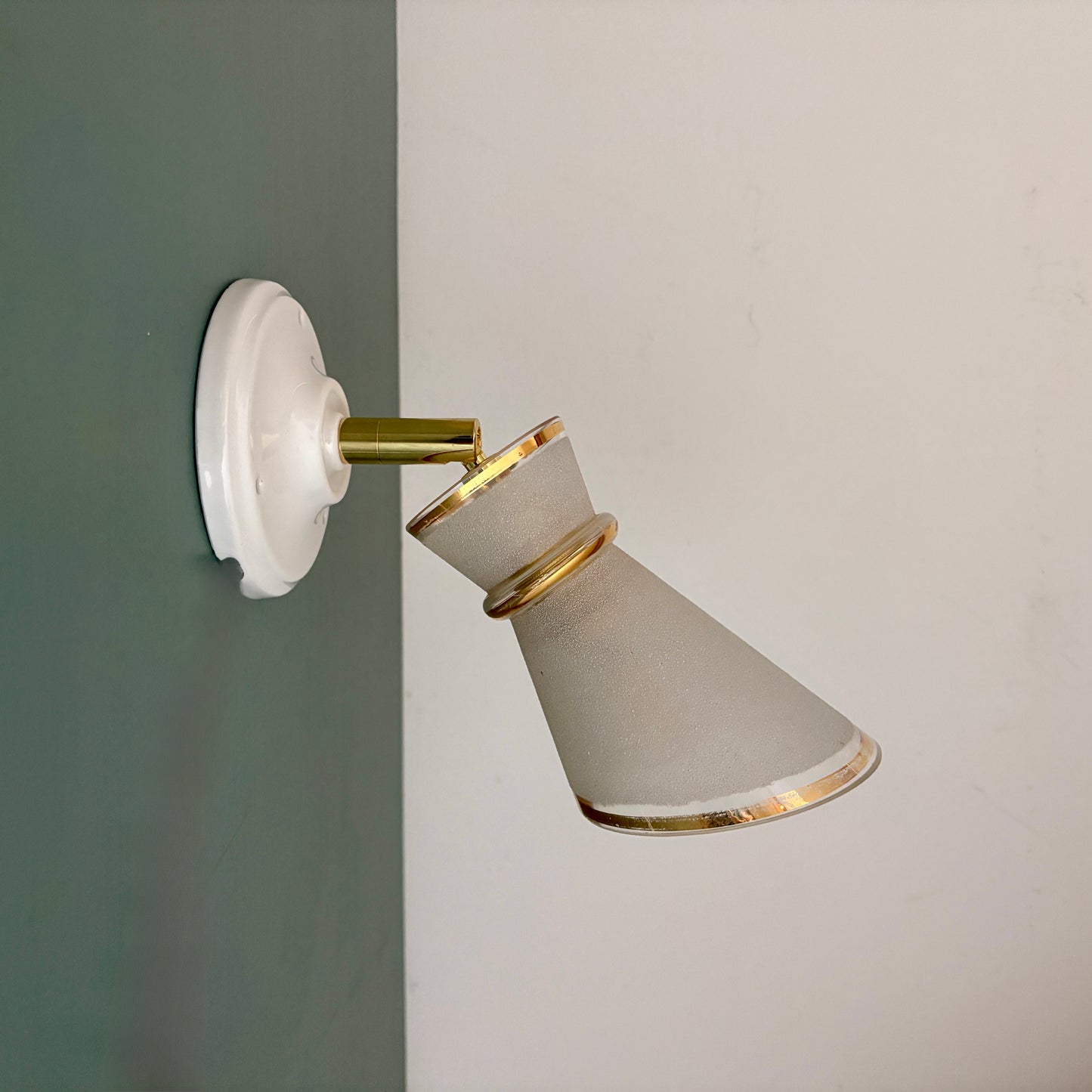 Applique tulipe vintage en verre granité blanc et doré