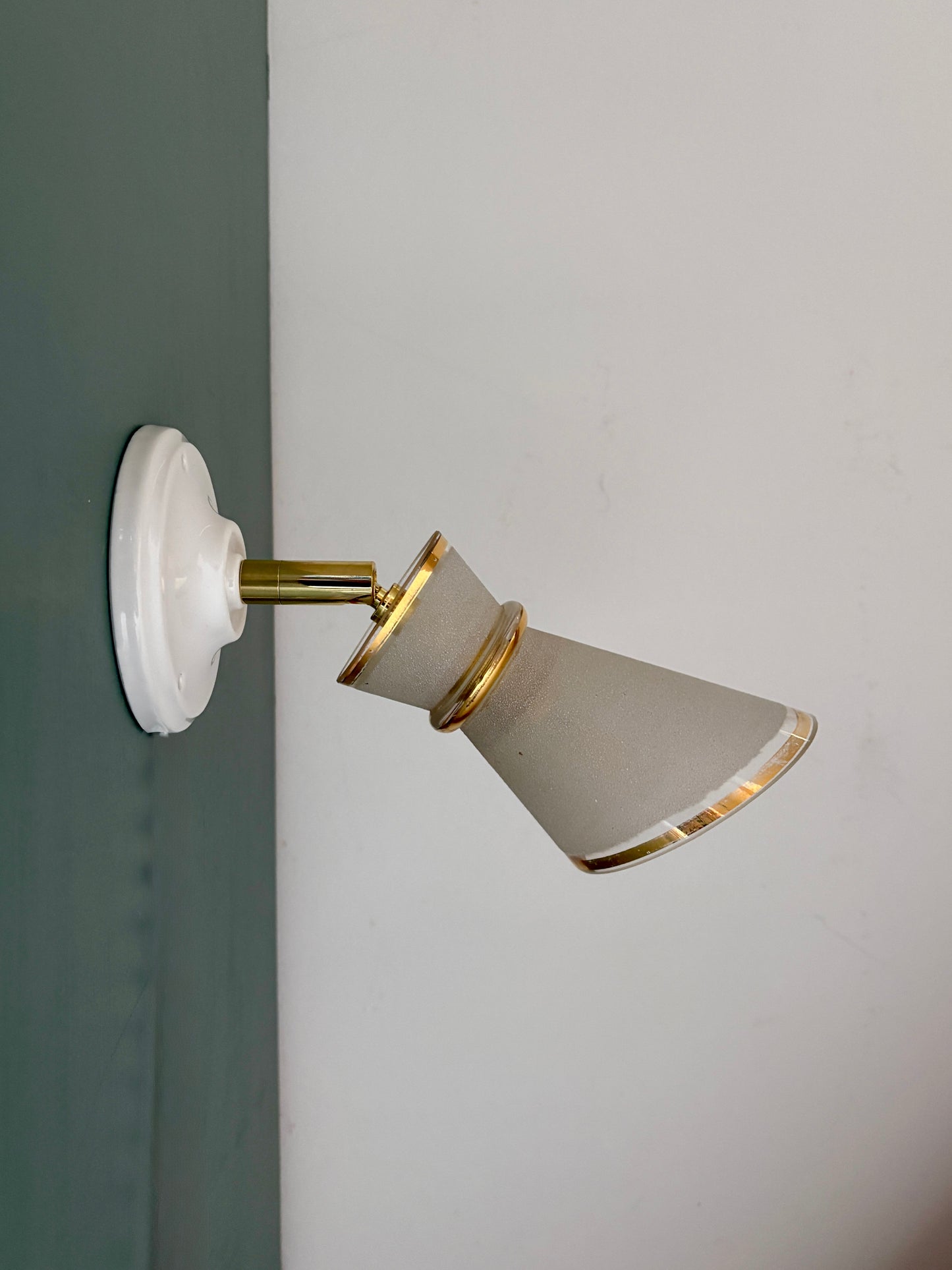 Applique tulipe vintage en verre granité blanc et doré