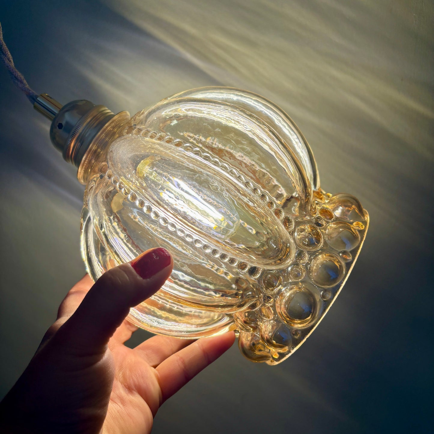 Suspension globe vintage en verre ambré bulle