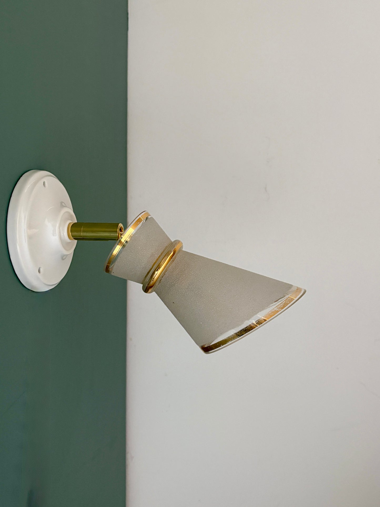 Applique tulipe vintage en verre granité blanc et doré