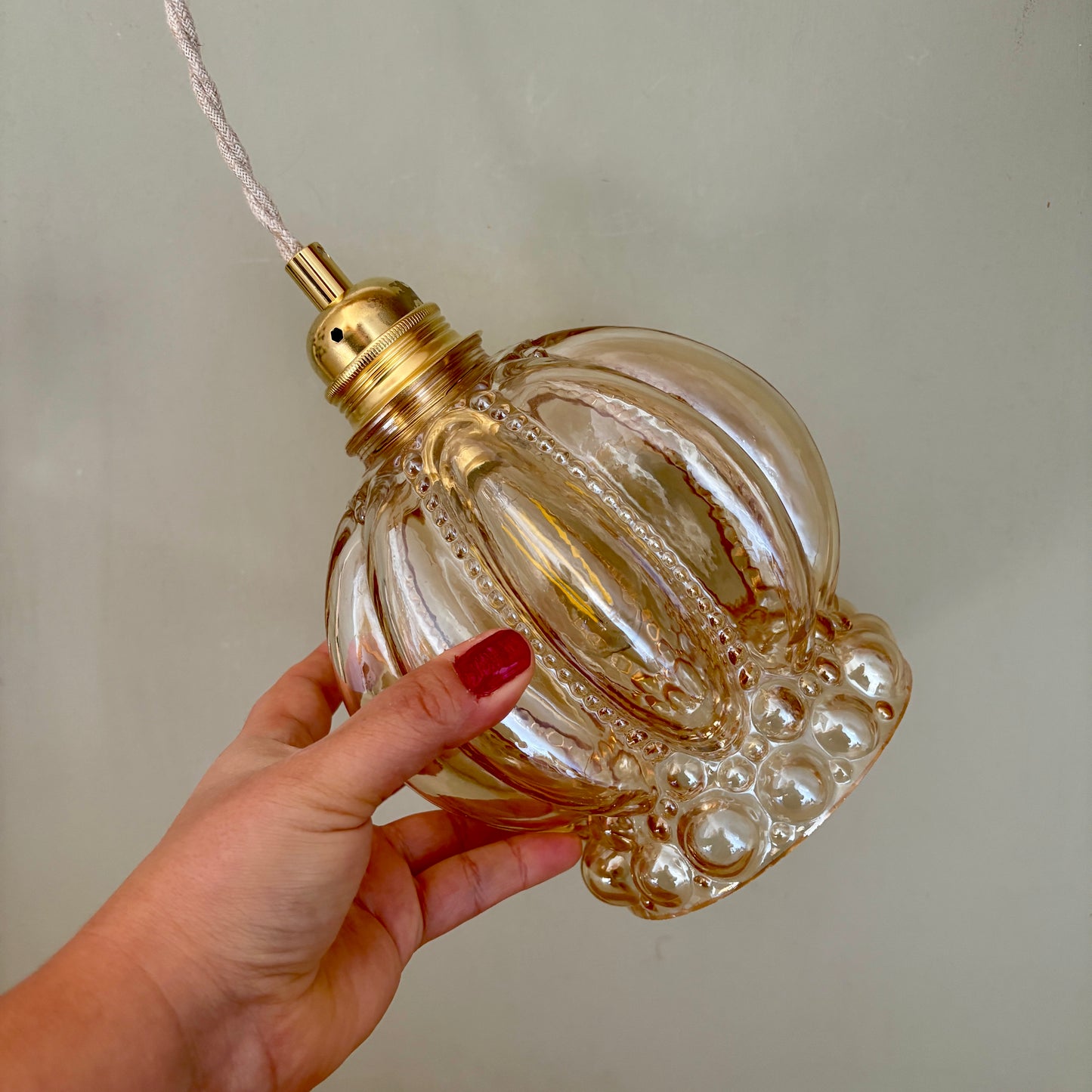 Suspension globe vintage en verre ambré bulle