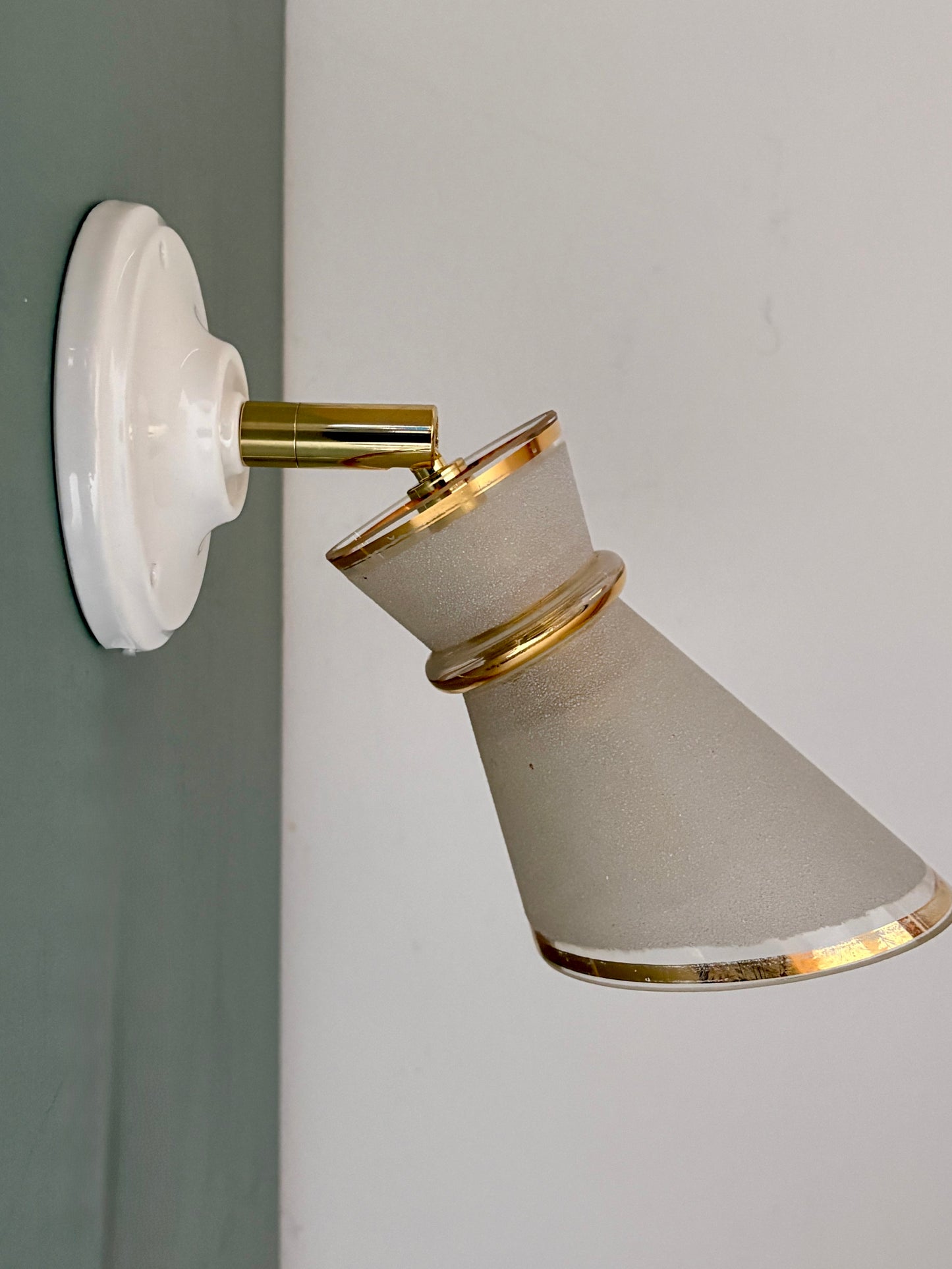 Applique tulipe vintage en verre granité blanc et doré