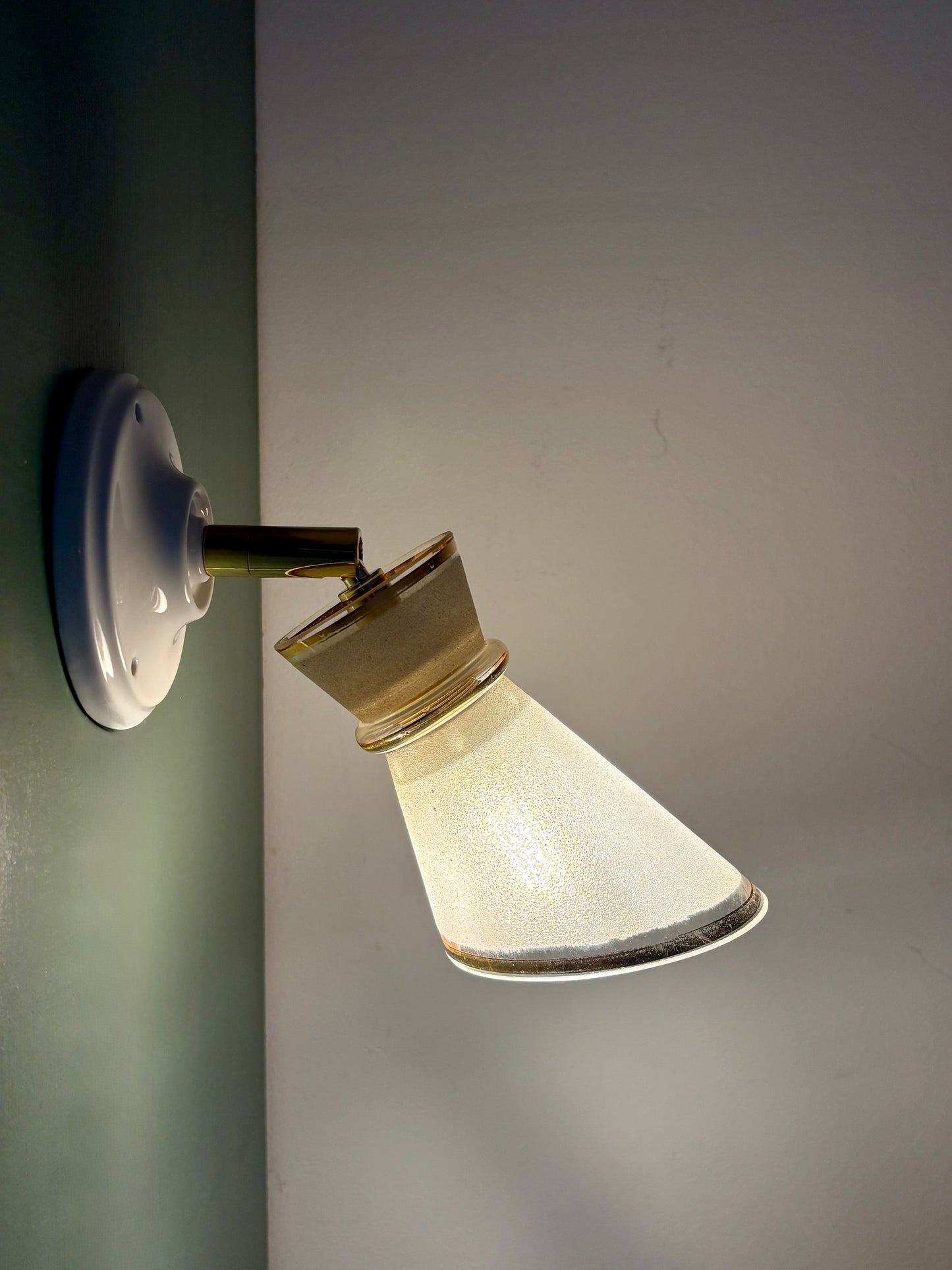 Applique tulipe vintage en verre granité blanc et doré