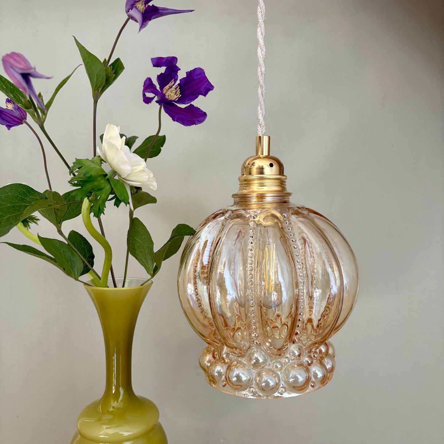 Suspension globe vintage en verre ambré bulle