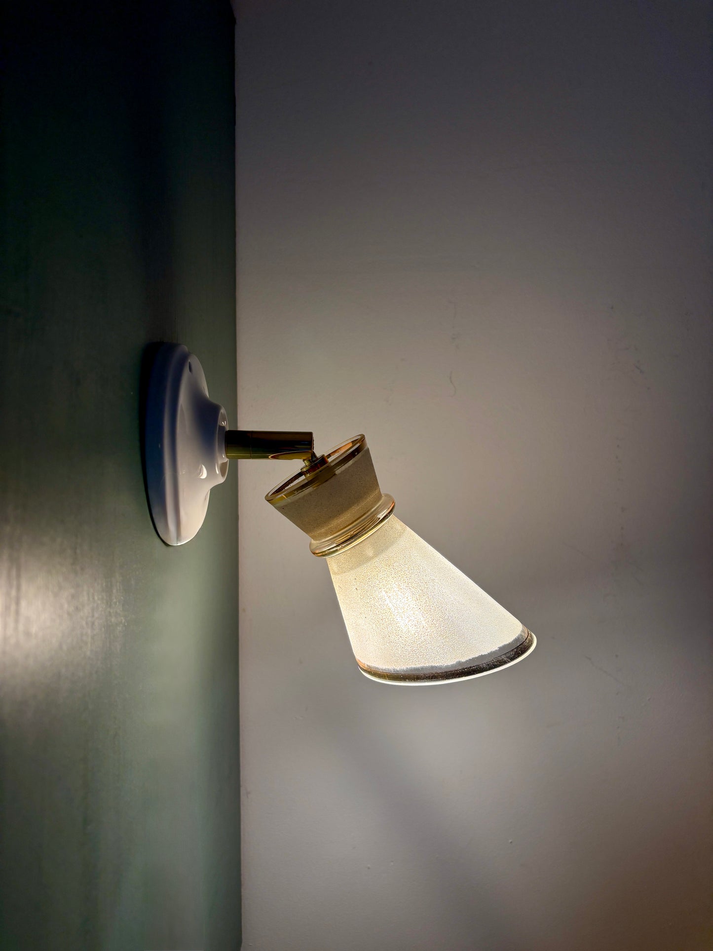 Applique tulipe vintage en verre granité blanc et doré