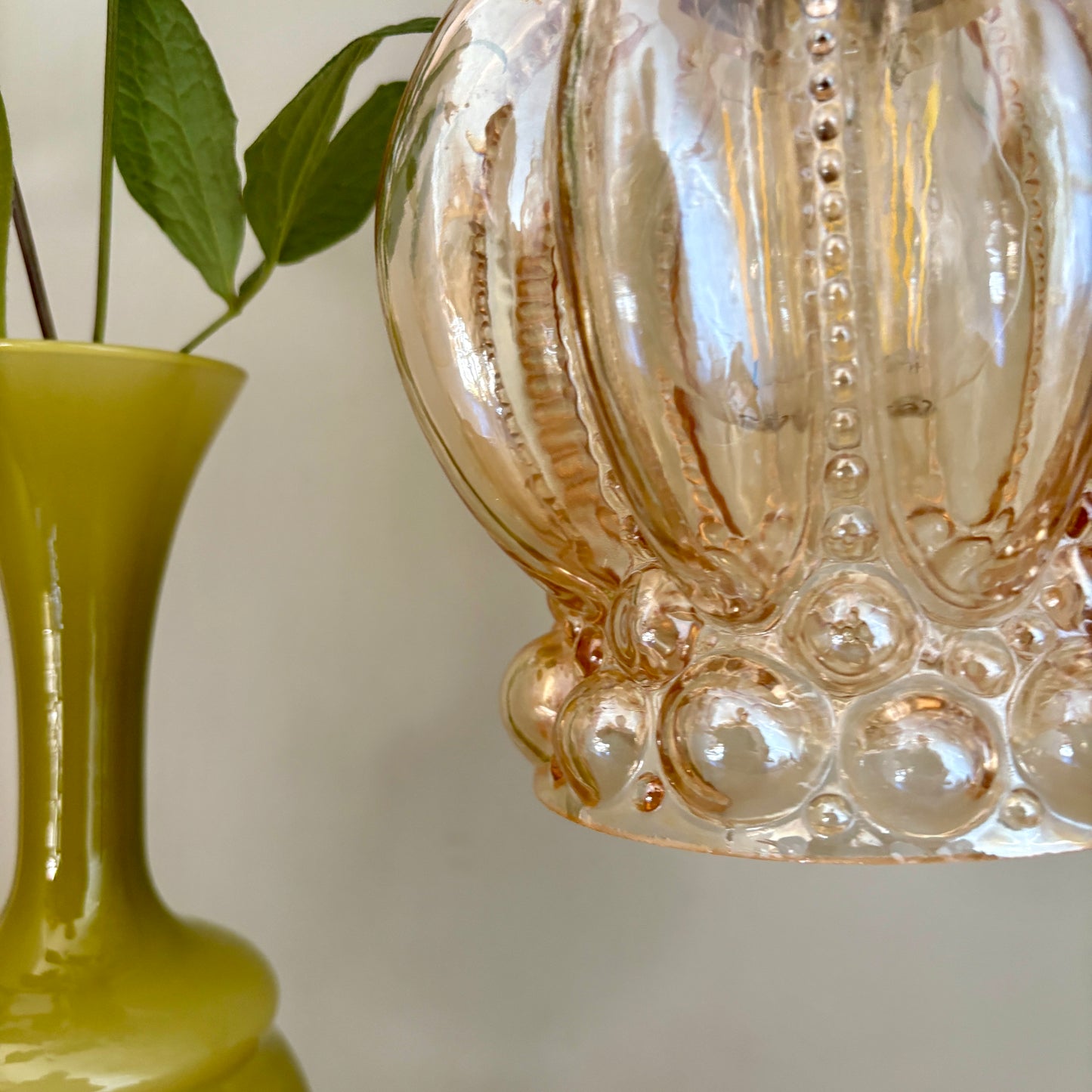 Suspension globe vintage en verre ambré bulle