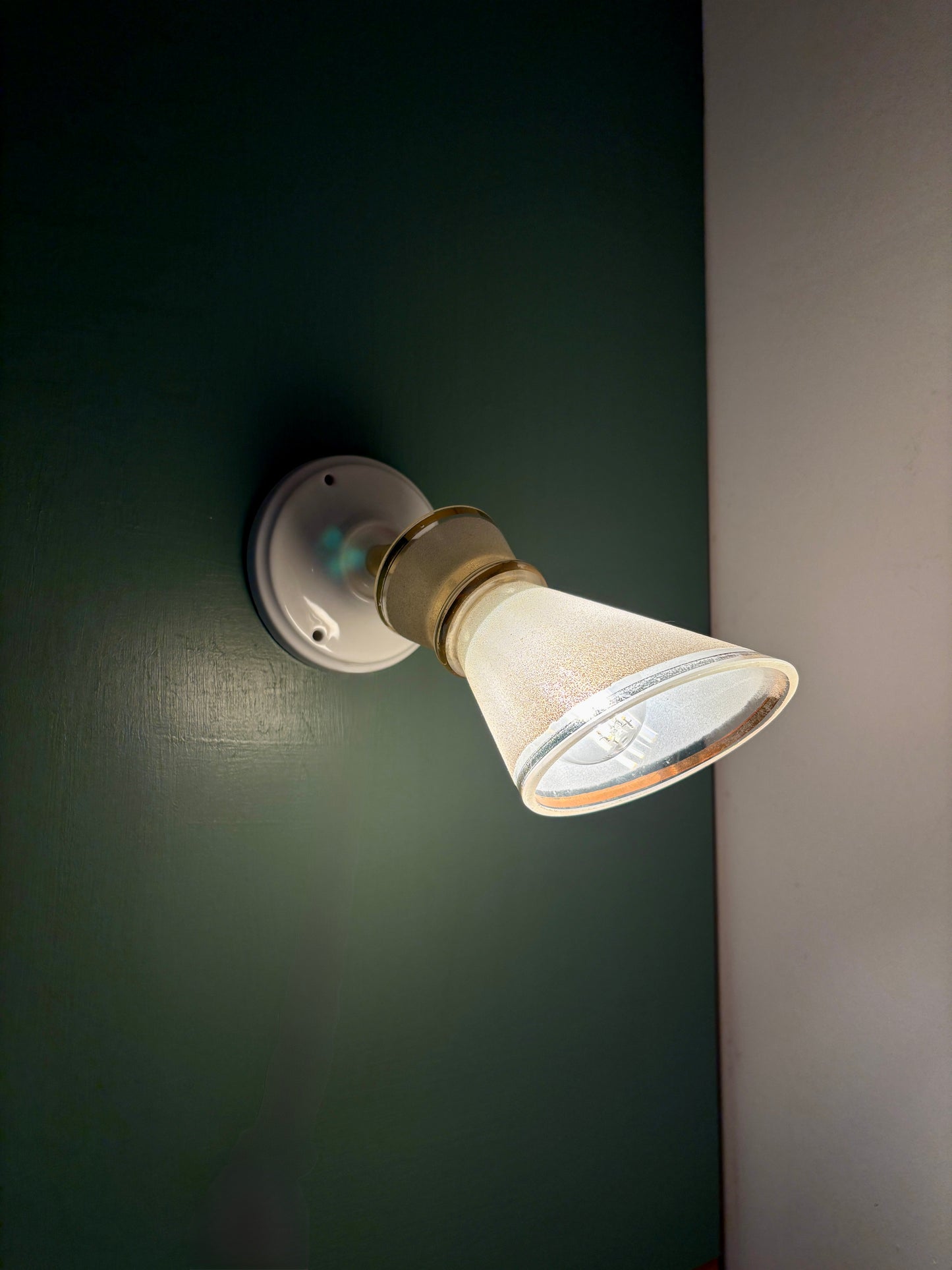 Applique tulipe vintage en verre granité blanc et doré