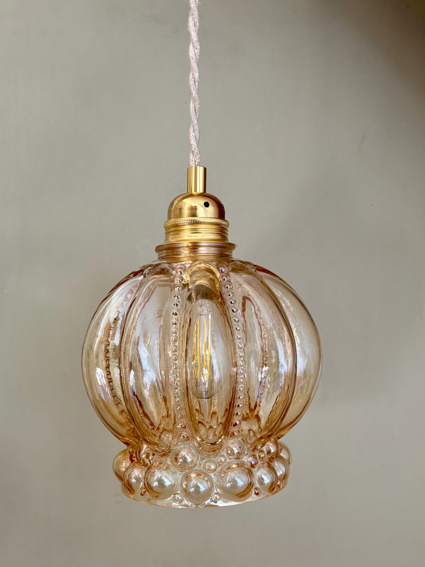 Suspension globe vintage en verre ambré bulle