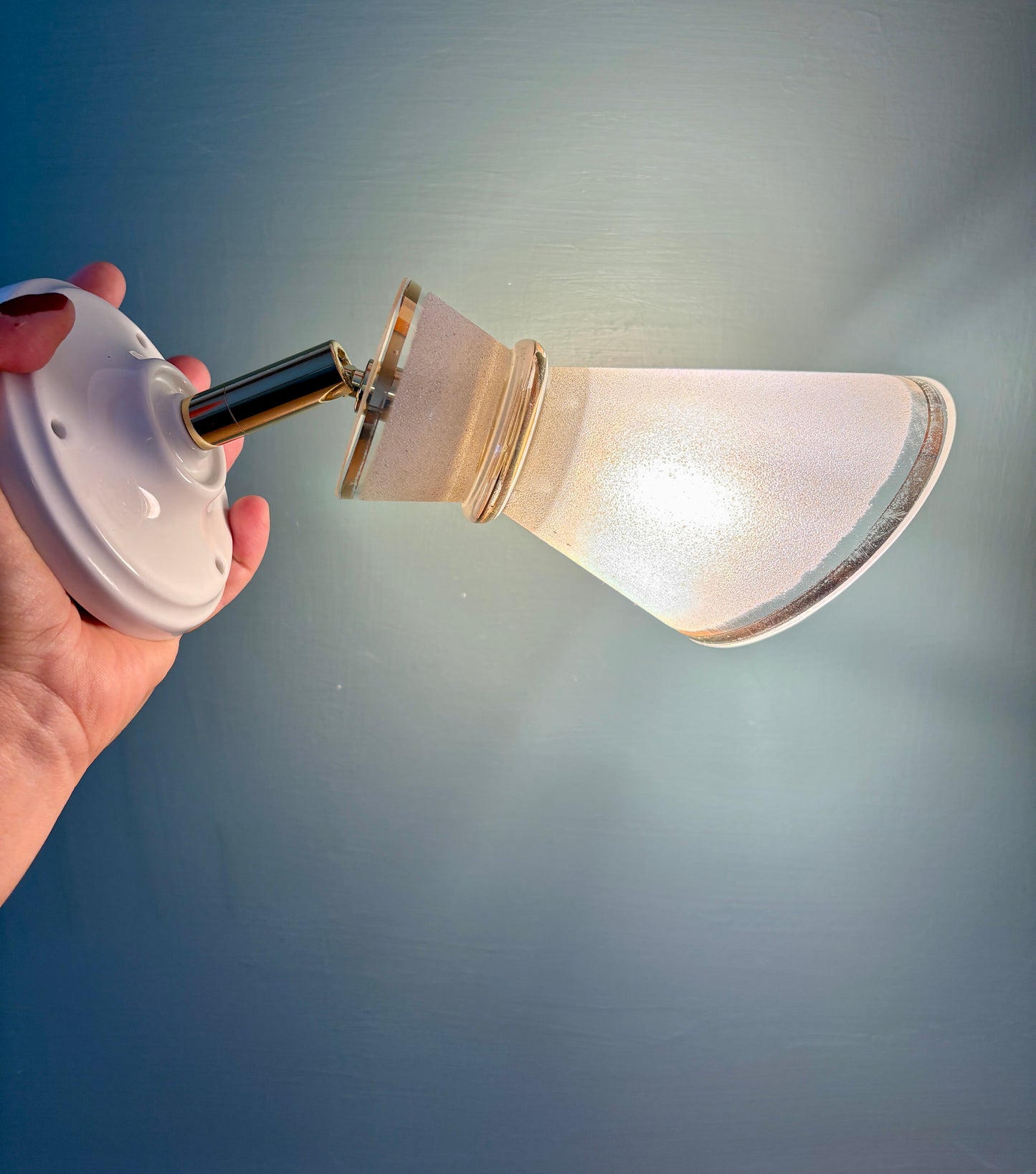 Applique tulipe vintage en verre granité blanc et doré