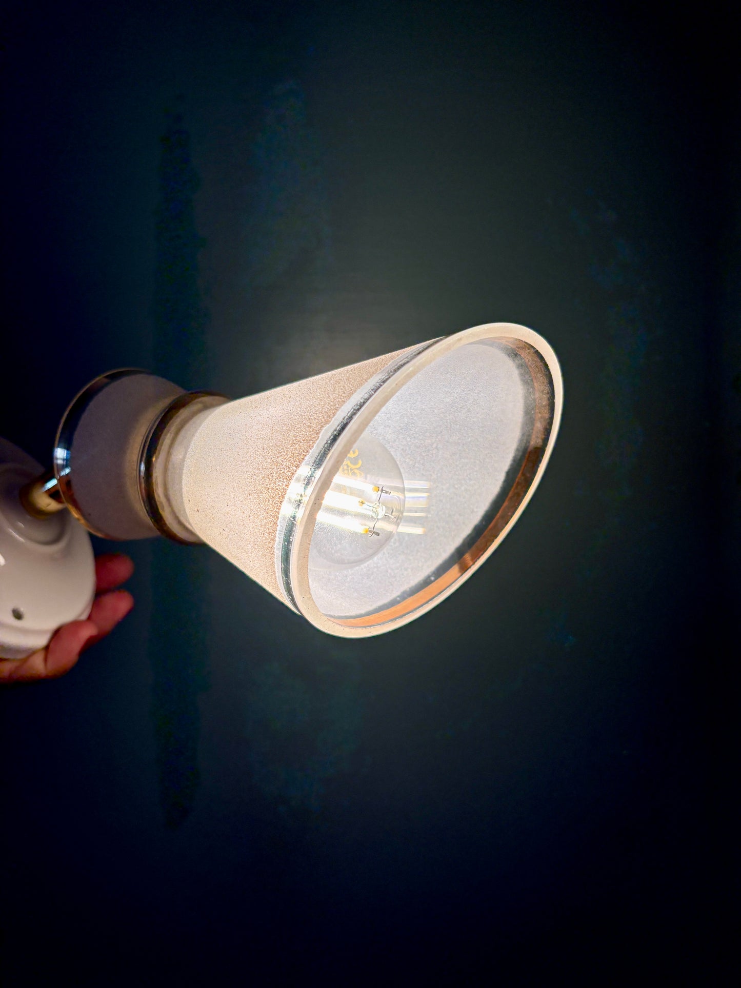 Applique tulipe vintage en verre granité blanc et doré