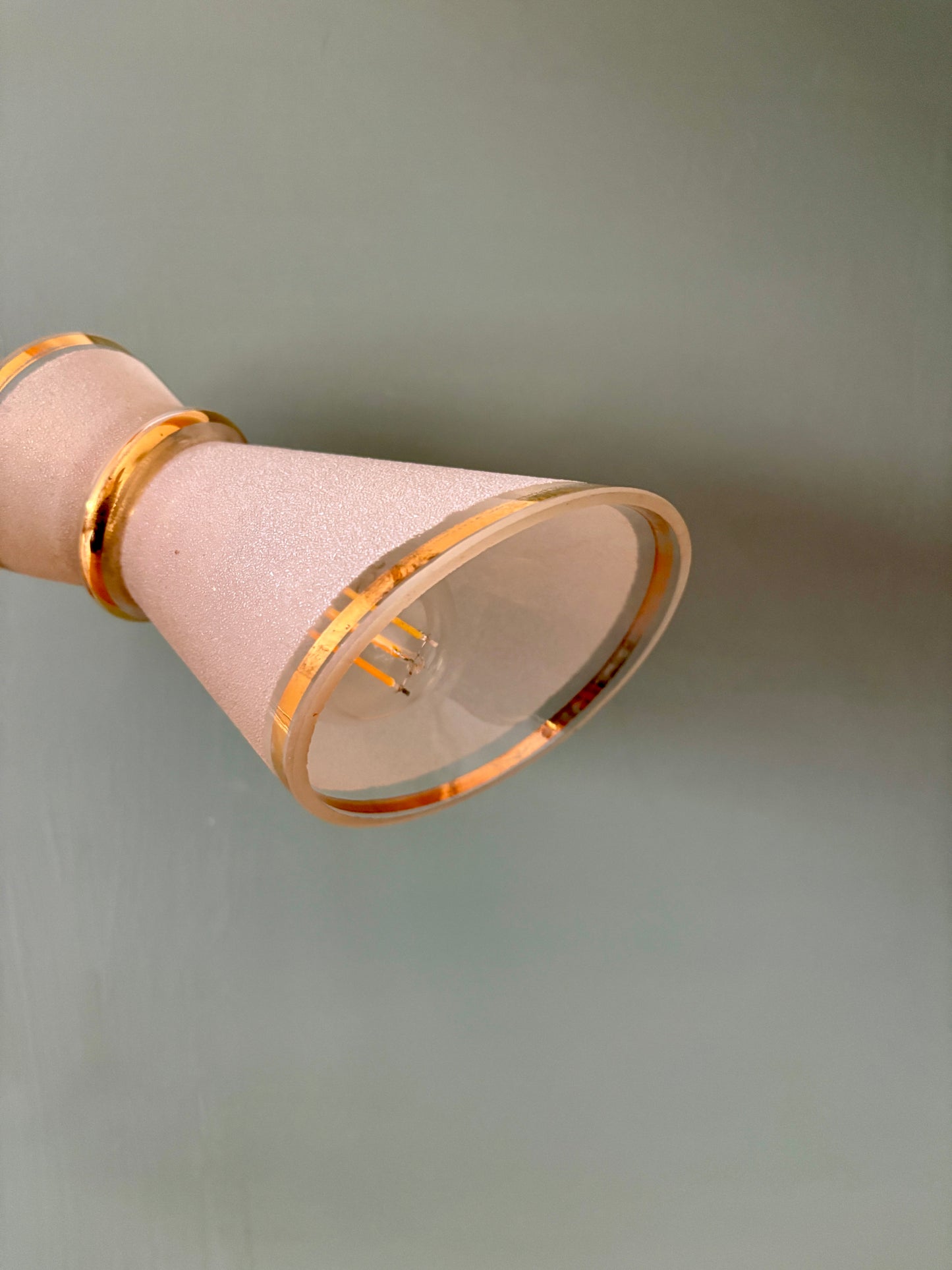 Applique tulipe vintage en verre granité blanc et doré