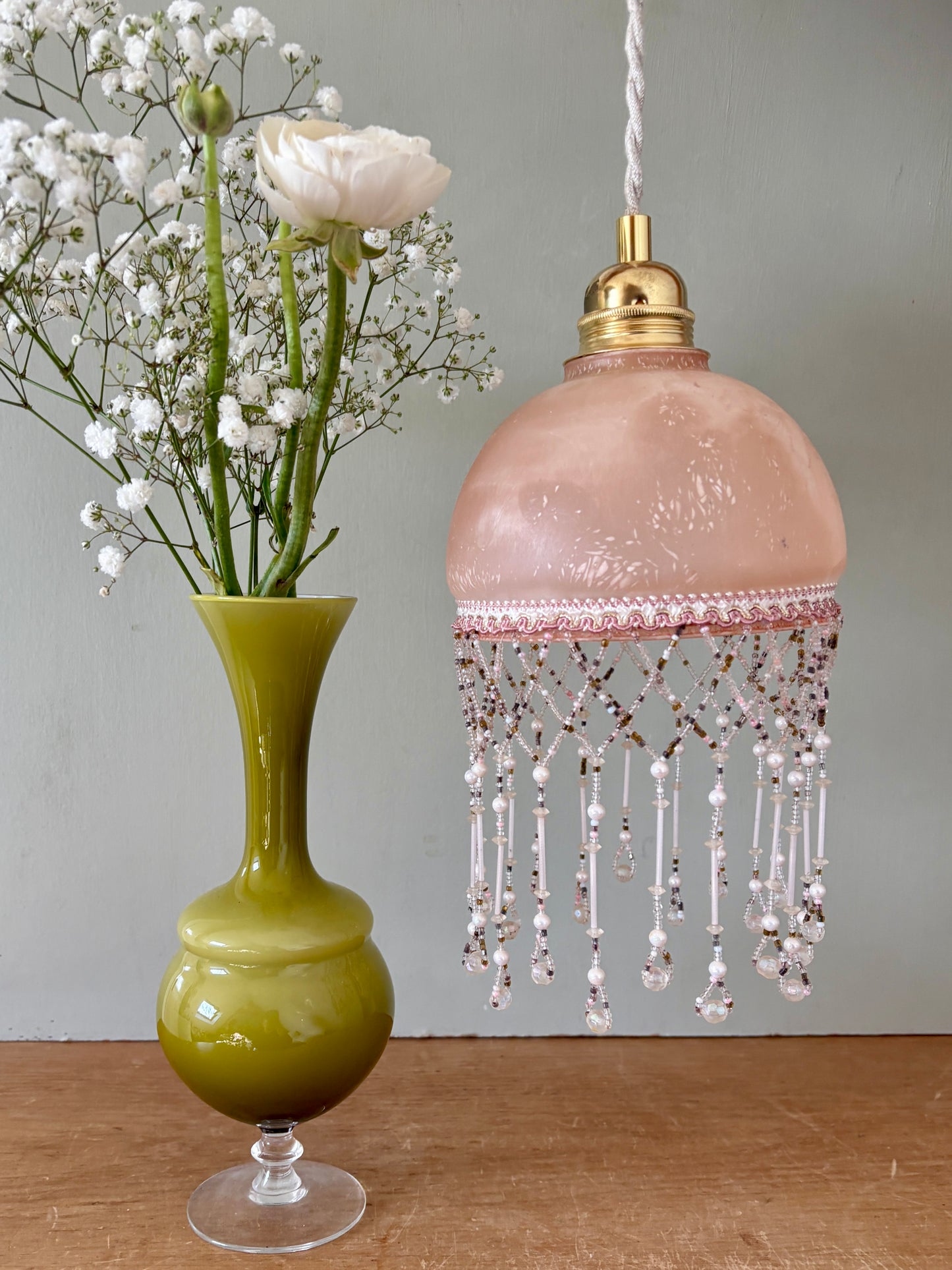 Suspension globe vintage en verre et perles de rocaille