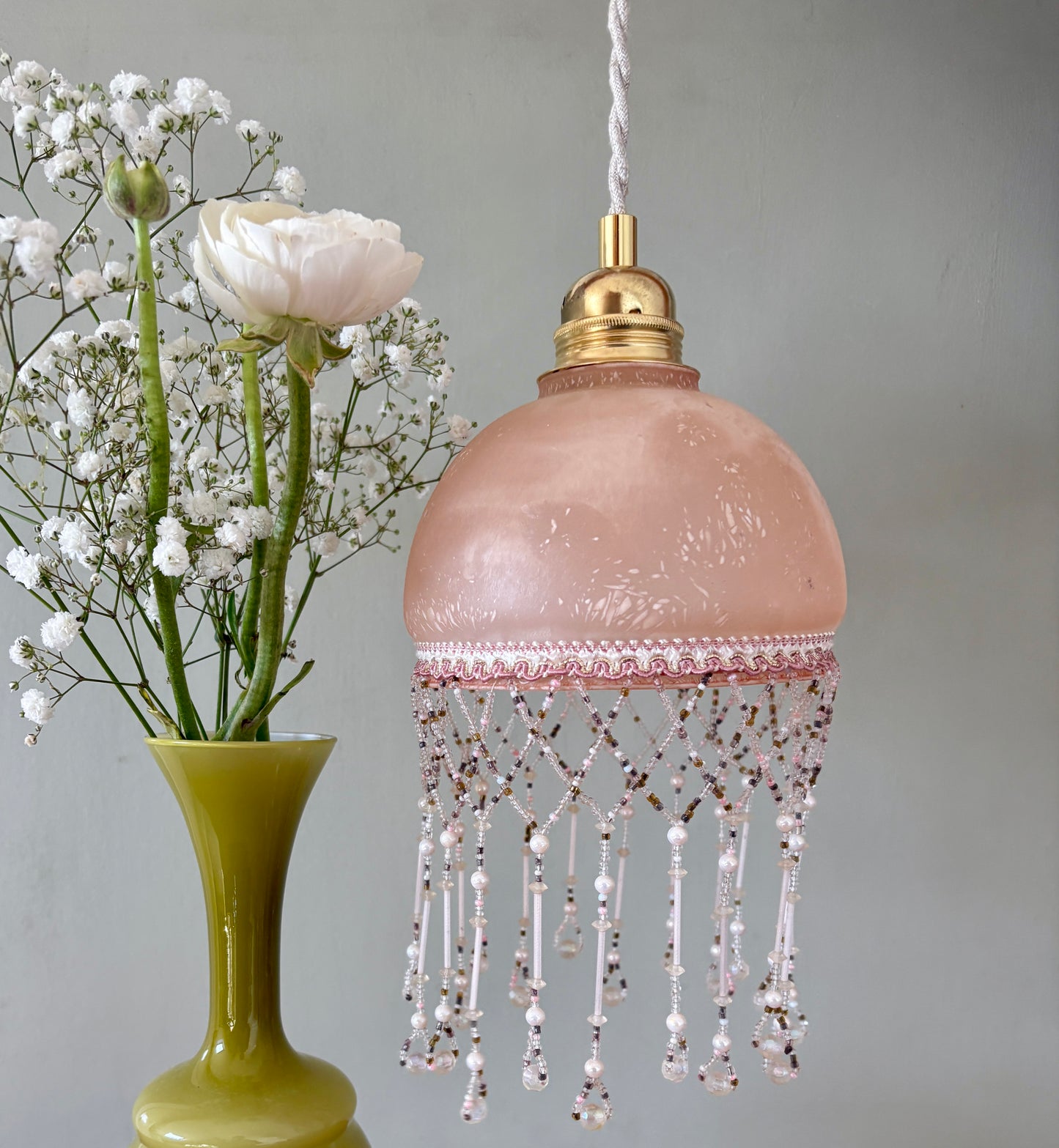 Suspension globe vintage en verre et perles de rocaille