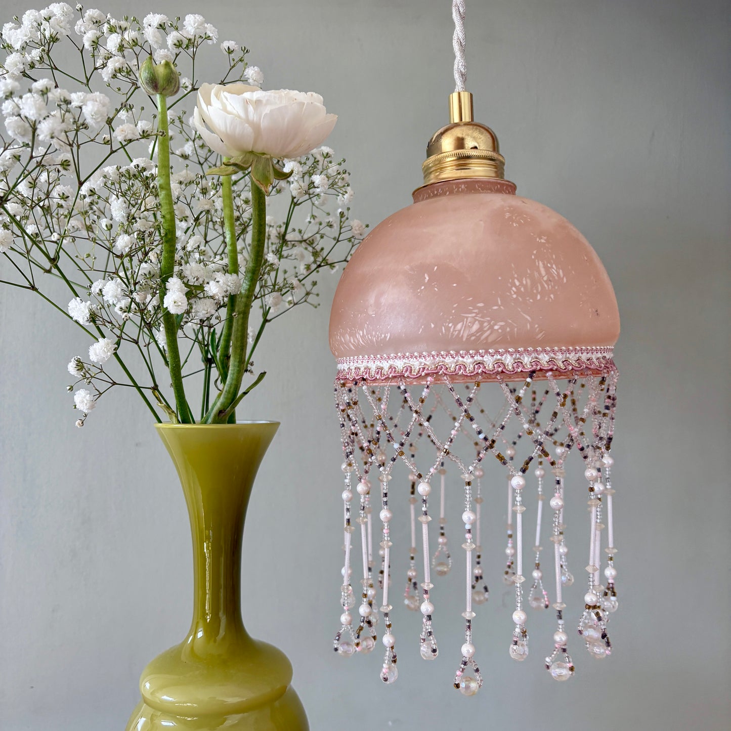Suspension globe vintage en verre et perles de rocaille