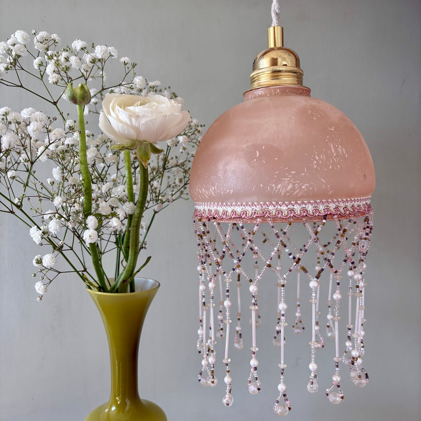 Suspension globe vintage en verre et perles de rocaille