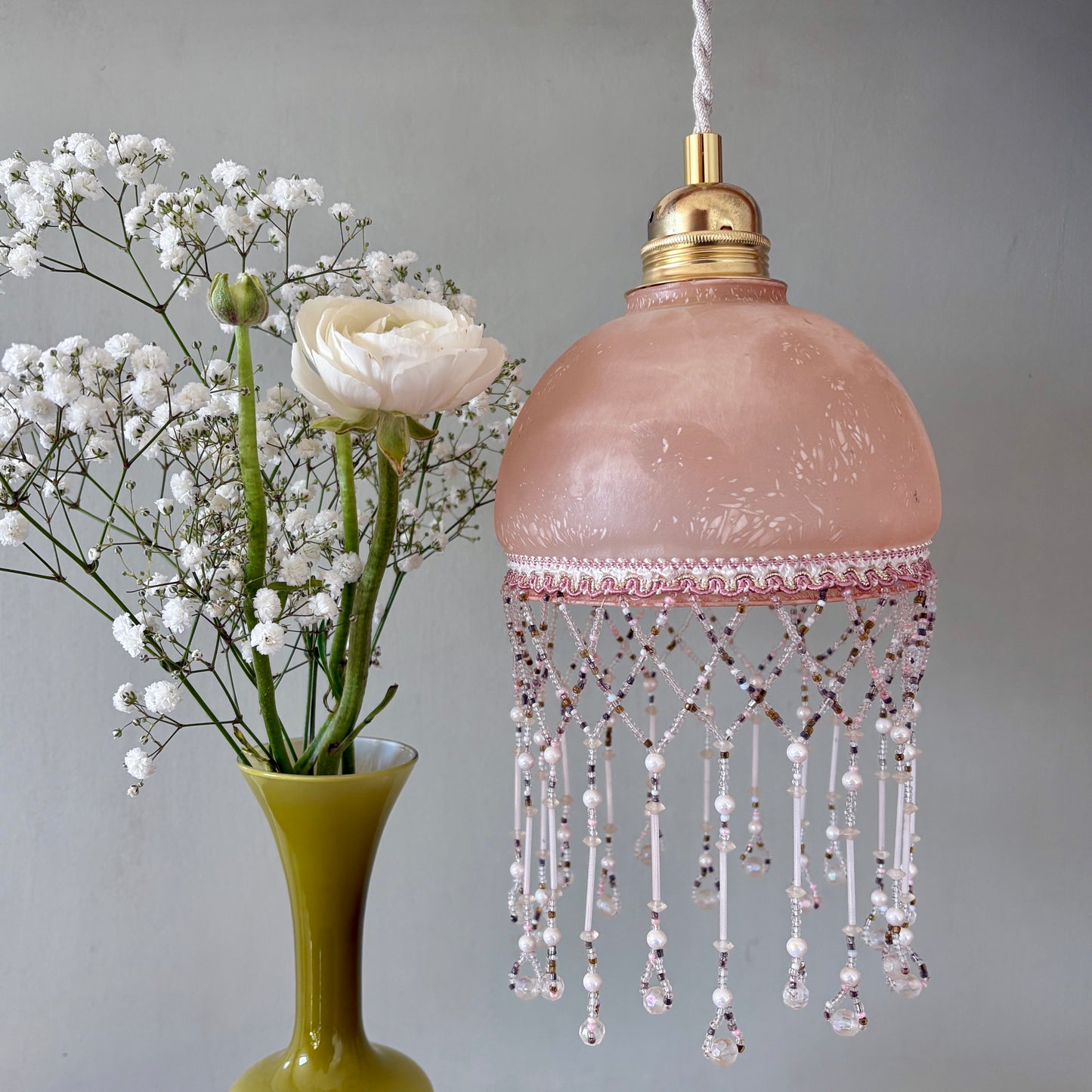Suspension globe vintage en verre et perles de rocaille