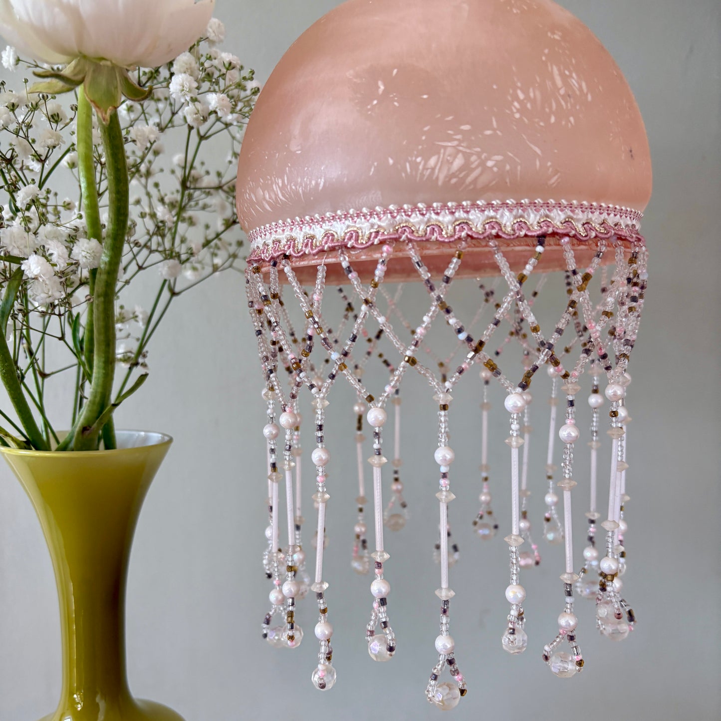 Suspension globe vintage en verre et perles de rocaille