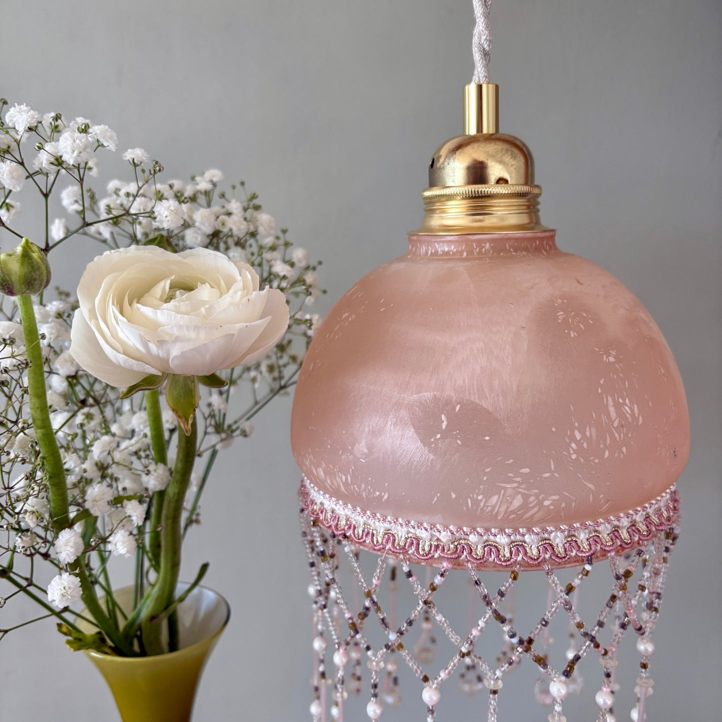 Suspension globe vintage en verre et perles de rocaille