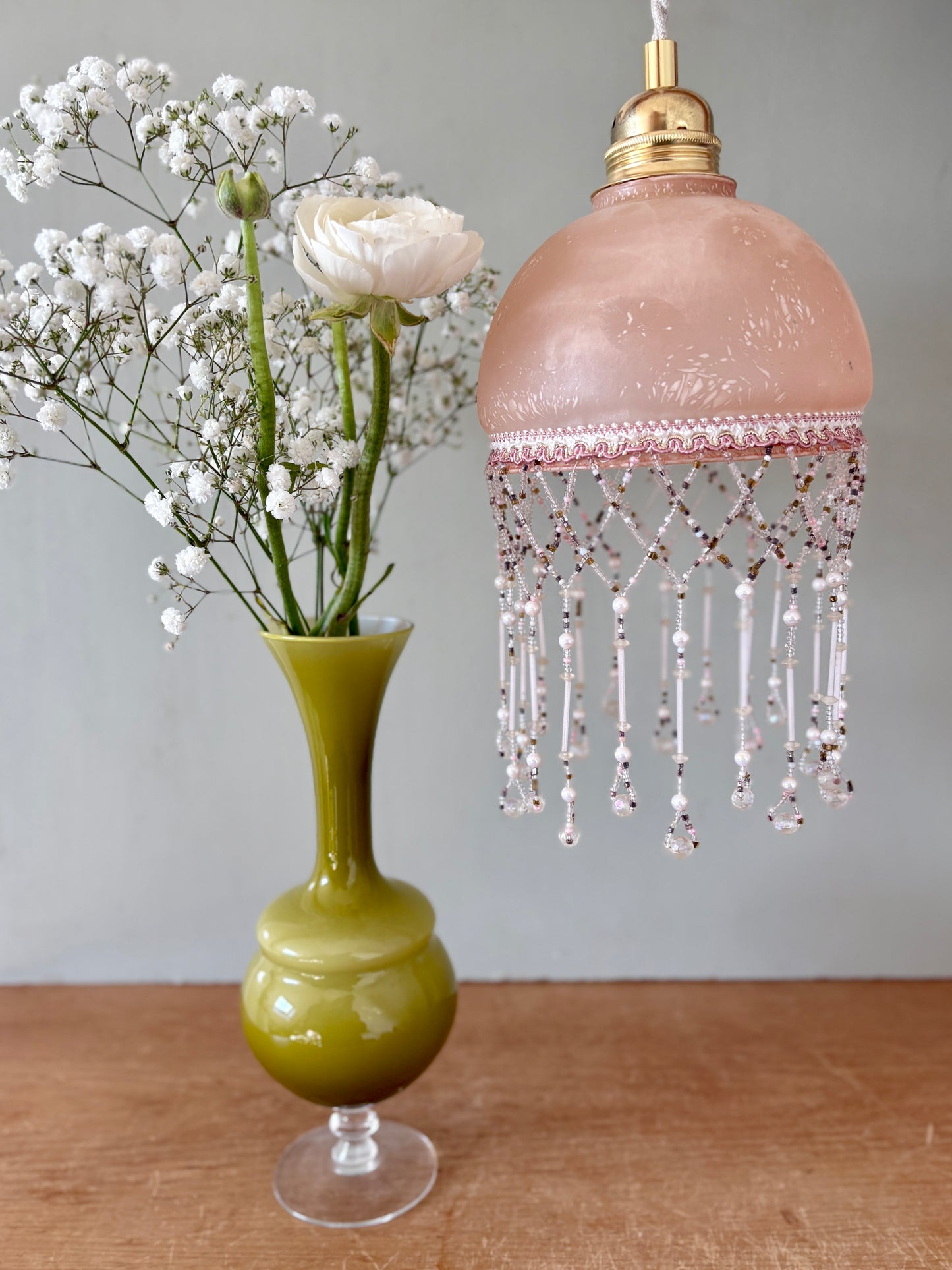 Suspension globe vintage en verre et perles de rocaille