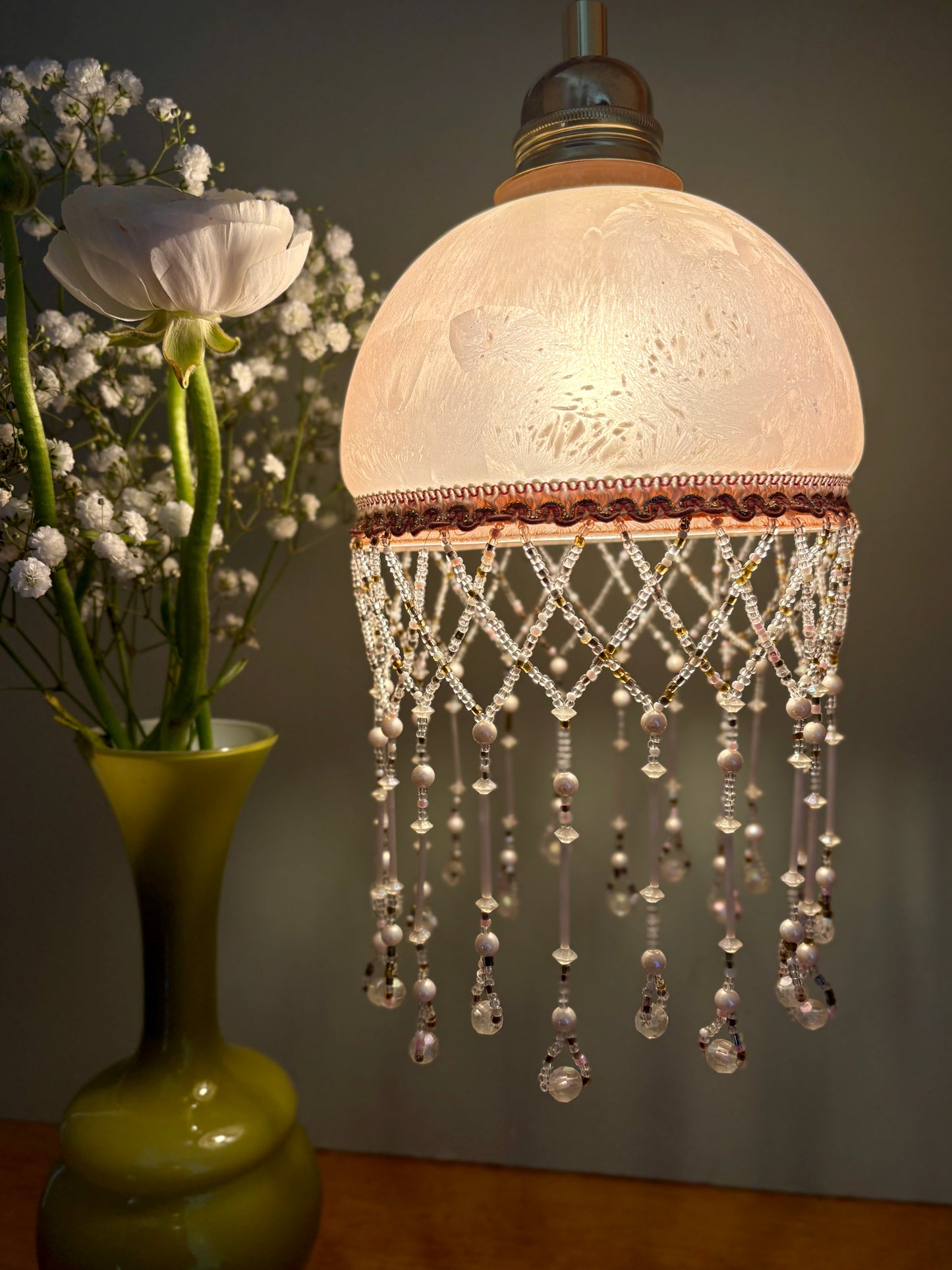 Suspension globe vintage en verre et perles de rocaille