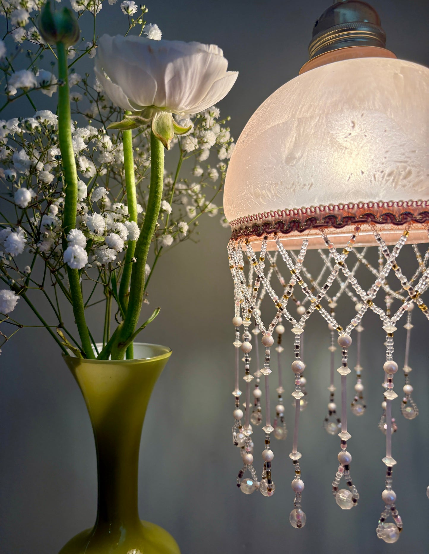 Suspension globe vintage en verre et perles de rocaille