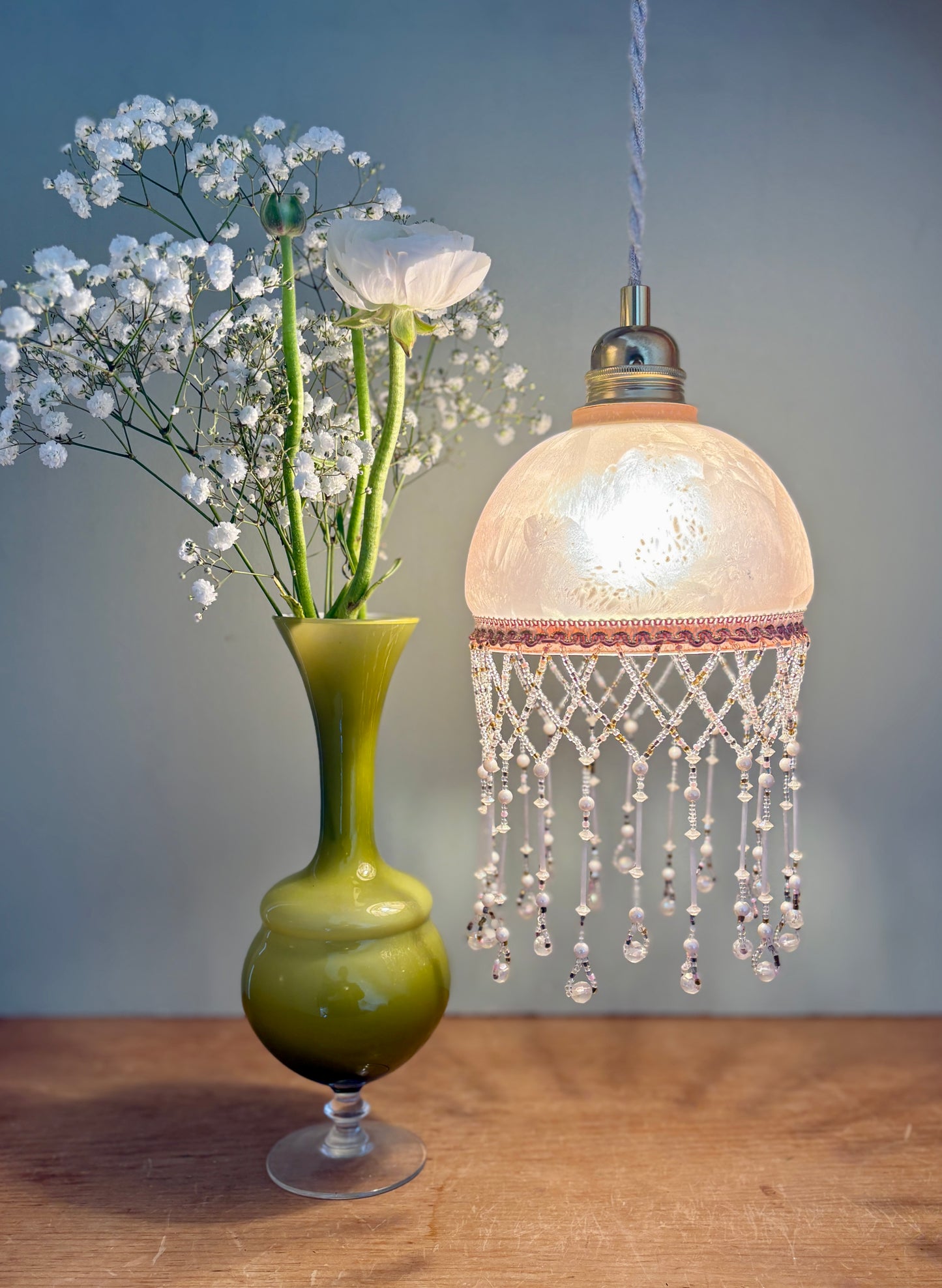 Suspension globe vintage en verre et perles de rocaille
