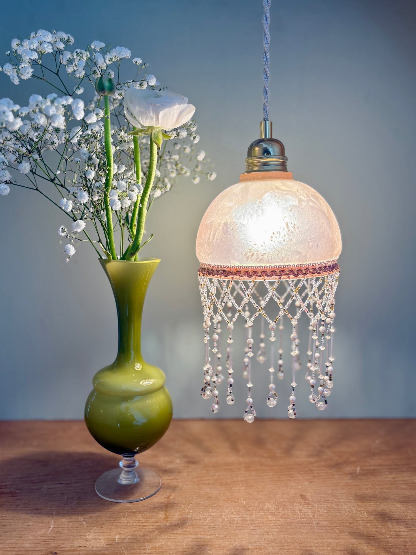 Suspension globe vintage en verre et perles de rocaille